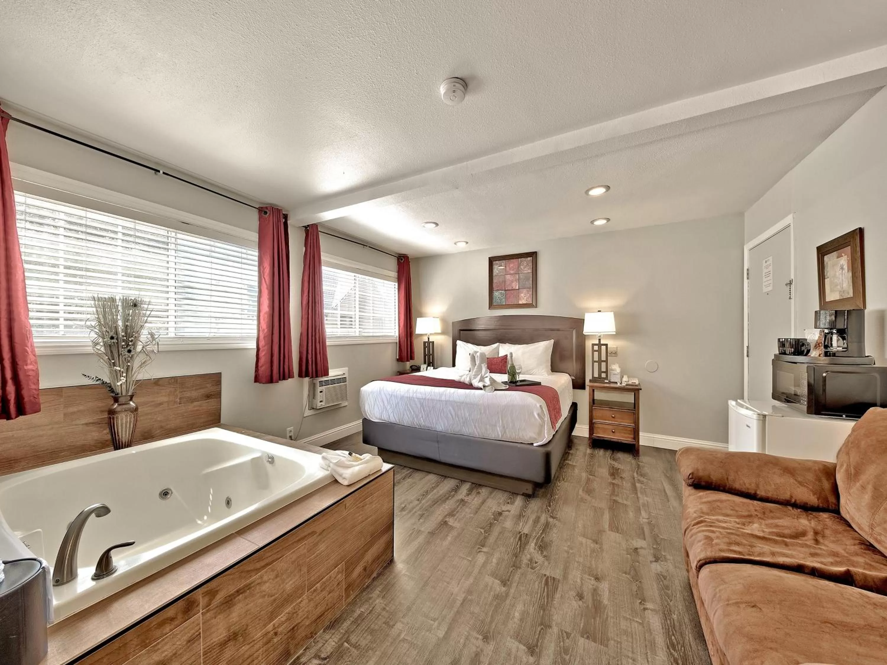 Photo of the whole room, Bed in Secrets Inn Lake Tahoe