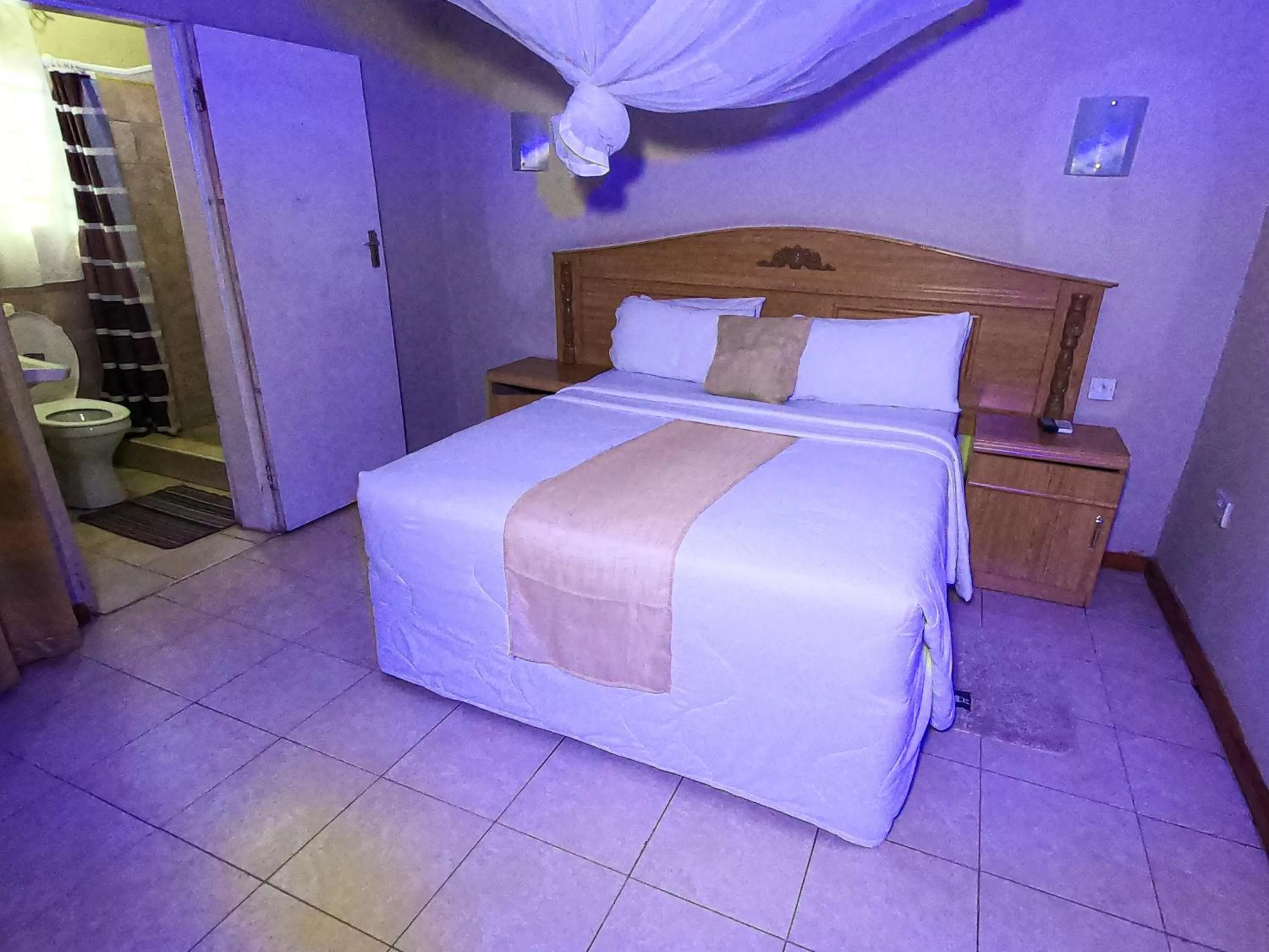 Photo of the whole room, Bed in Golden Days Lodge