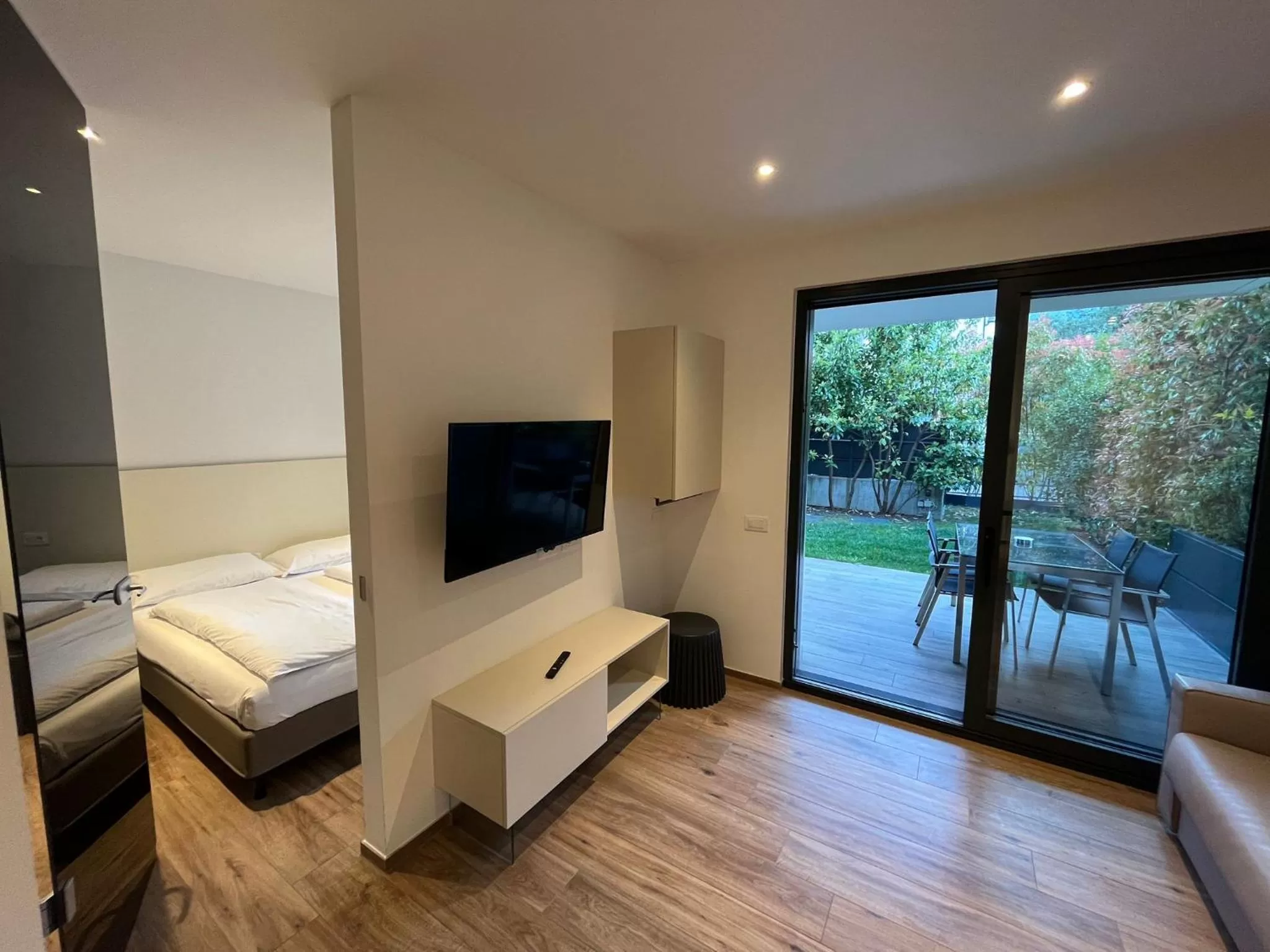 Living room, Bed in Riva Lake Lodge