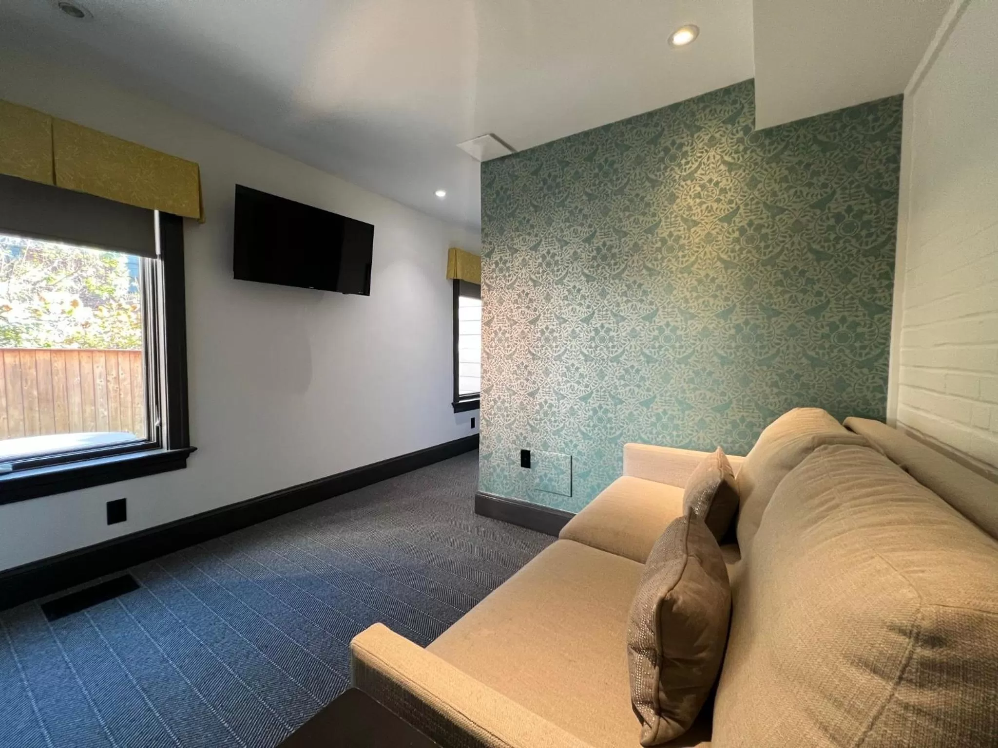 TV and multimedia in The Poppy Georgetown Guesthouse and Gardens