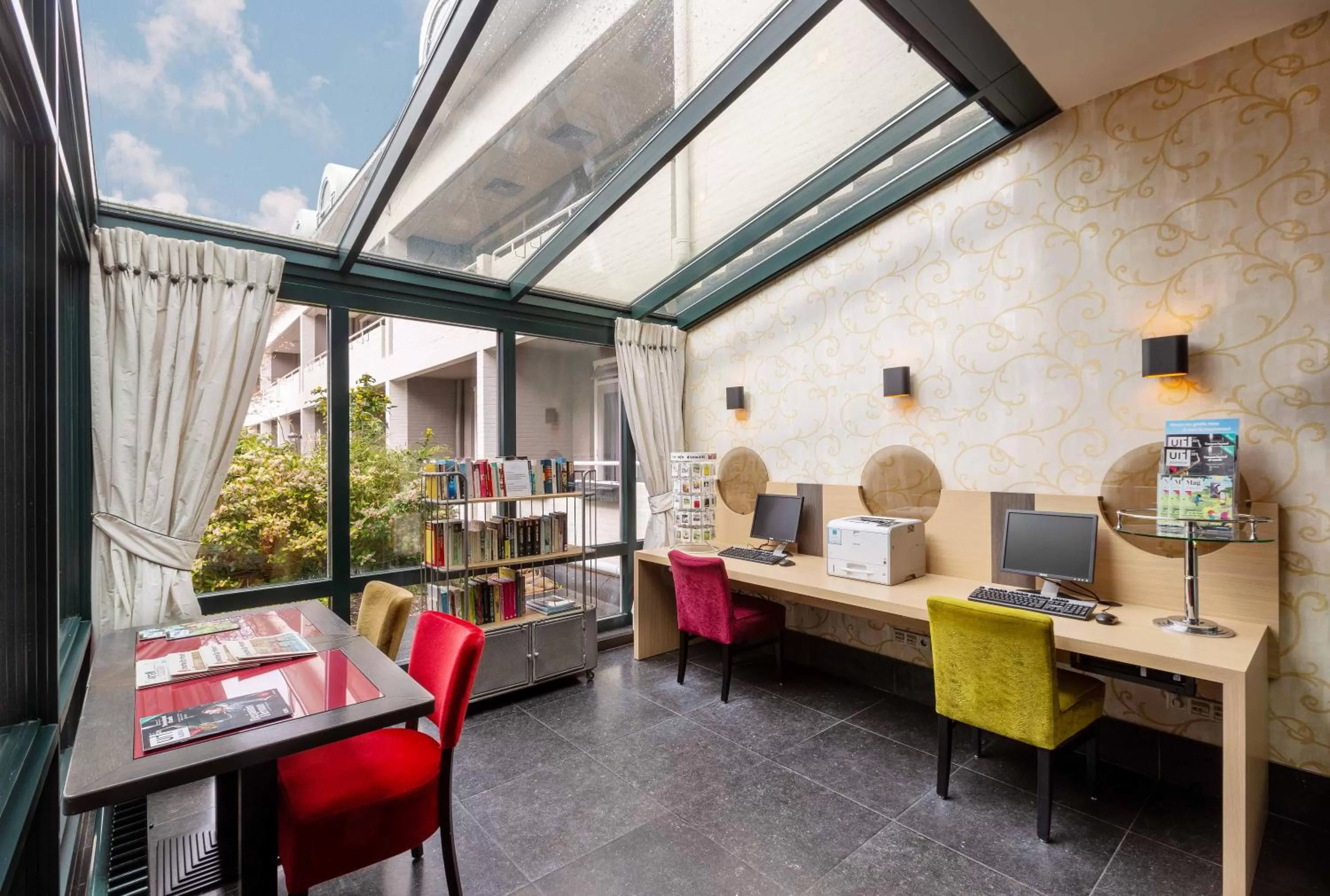 Library in Fletcher Hotel-Restaurant Oud London