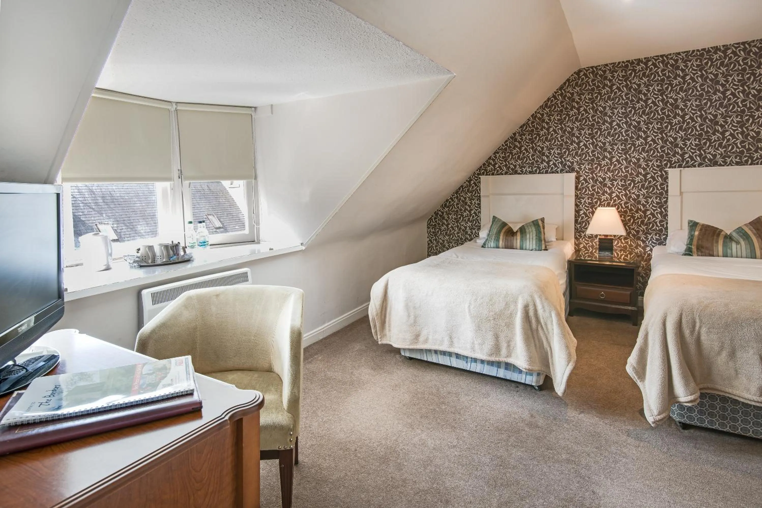 Bedroom, Bed in Queenshead Hotel Kelso