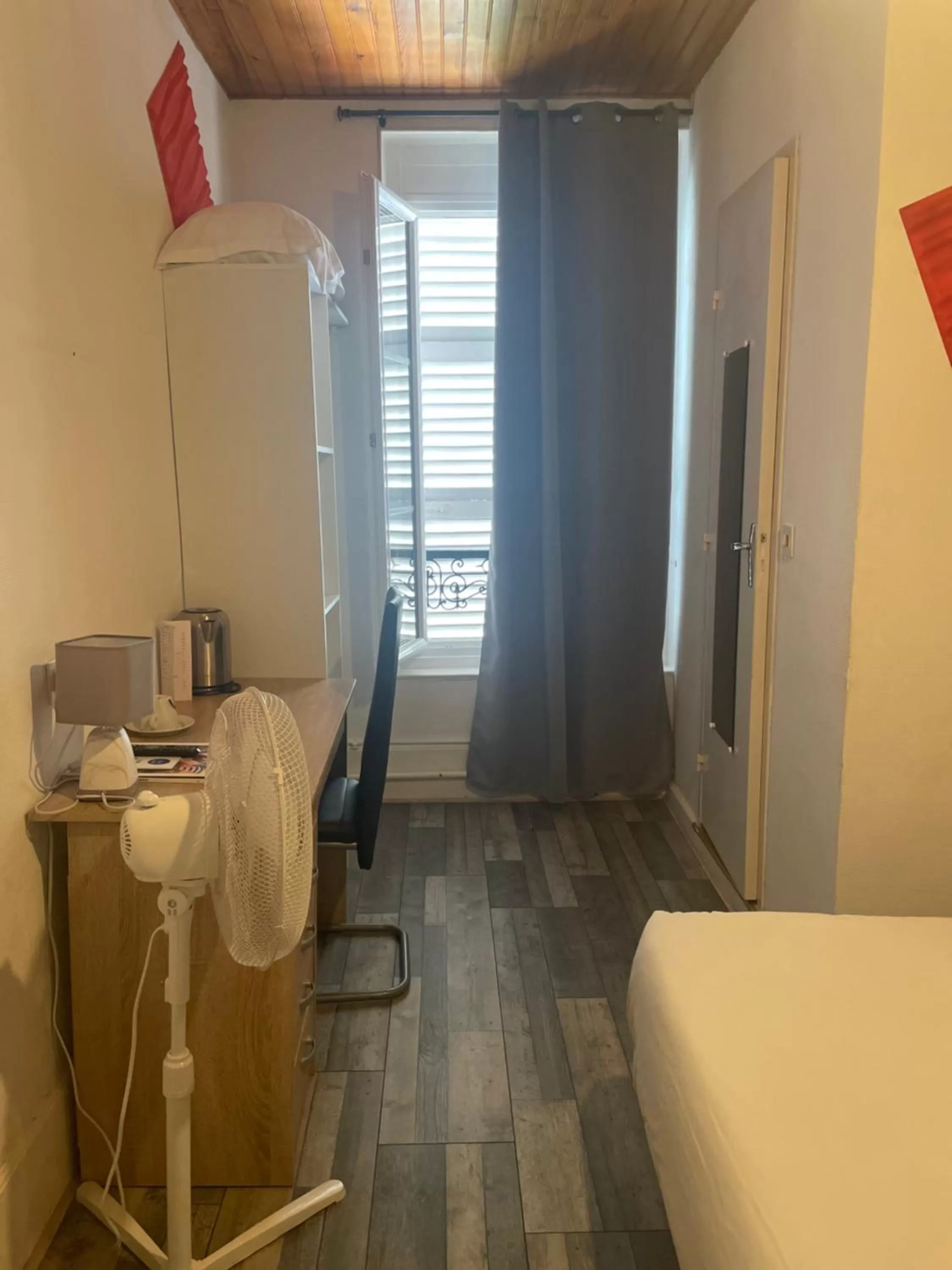 hair dresser, TV/Entertainment Center in Hôtel & Restaurant Le Patio VICHY