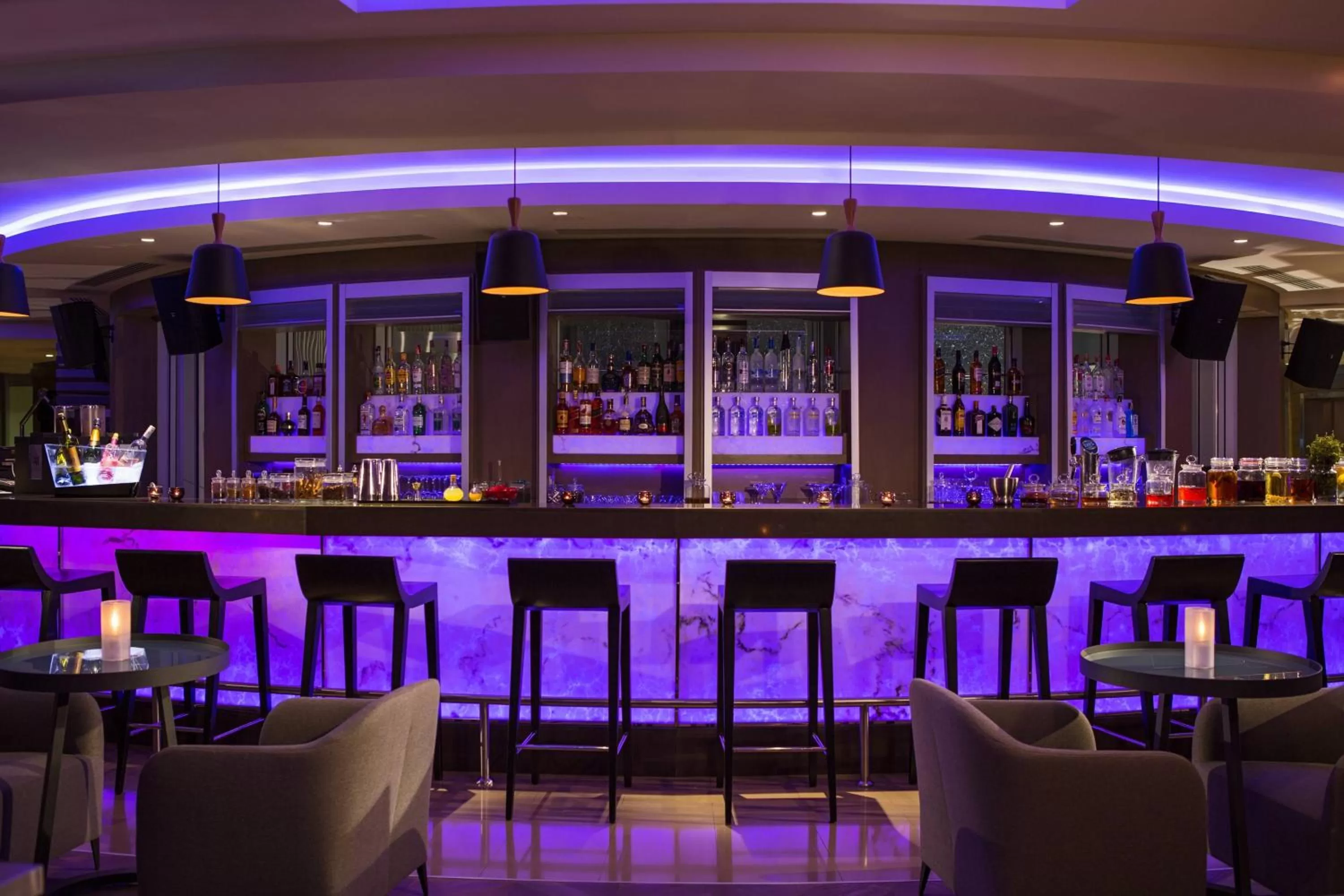 Lounge or bar in Renaissance Izmir Hotel