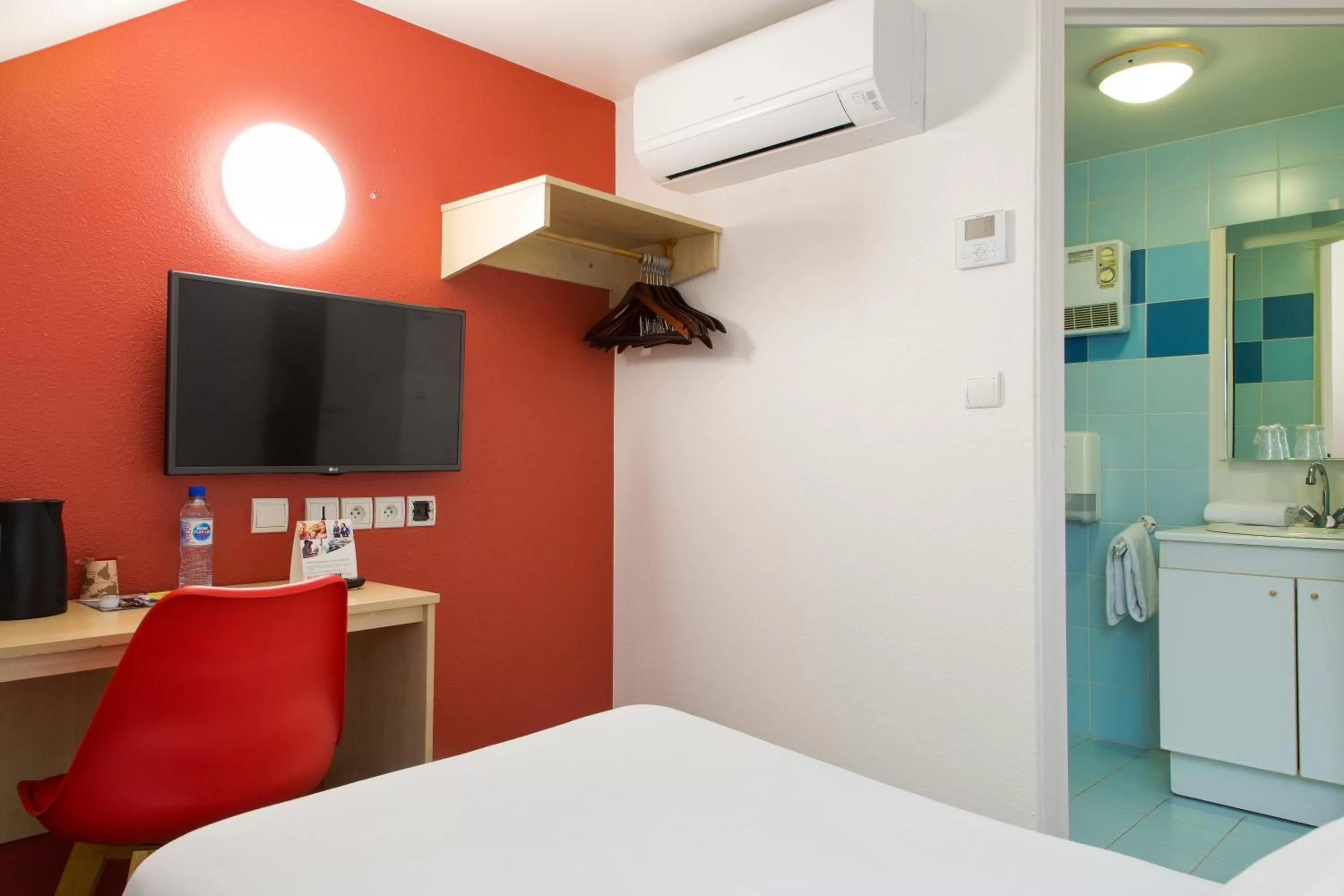 Bedroom, Bed in Comfort Hotel Etampes