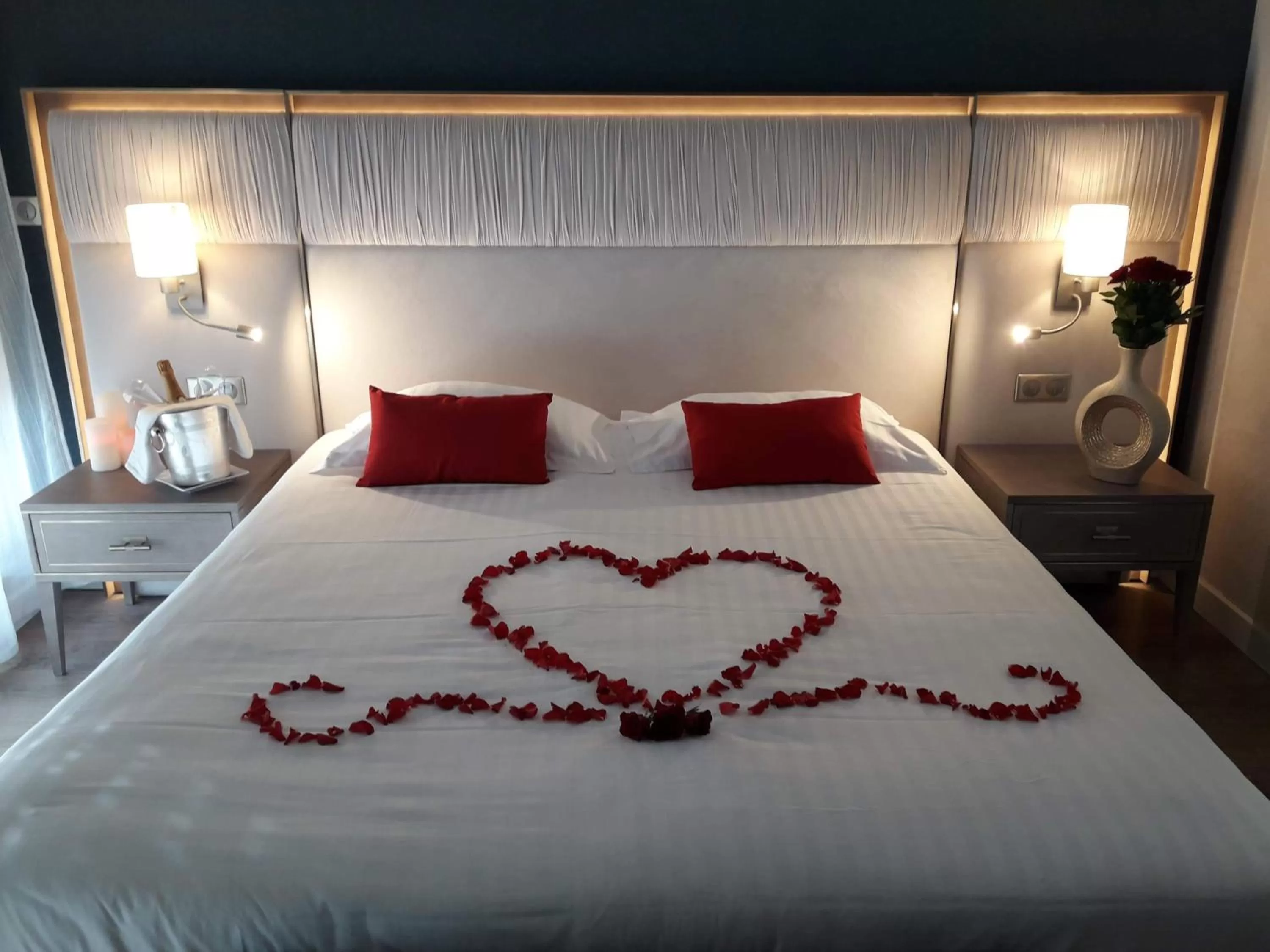 Bed in Le Diana Hôtel & Spa