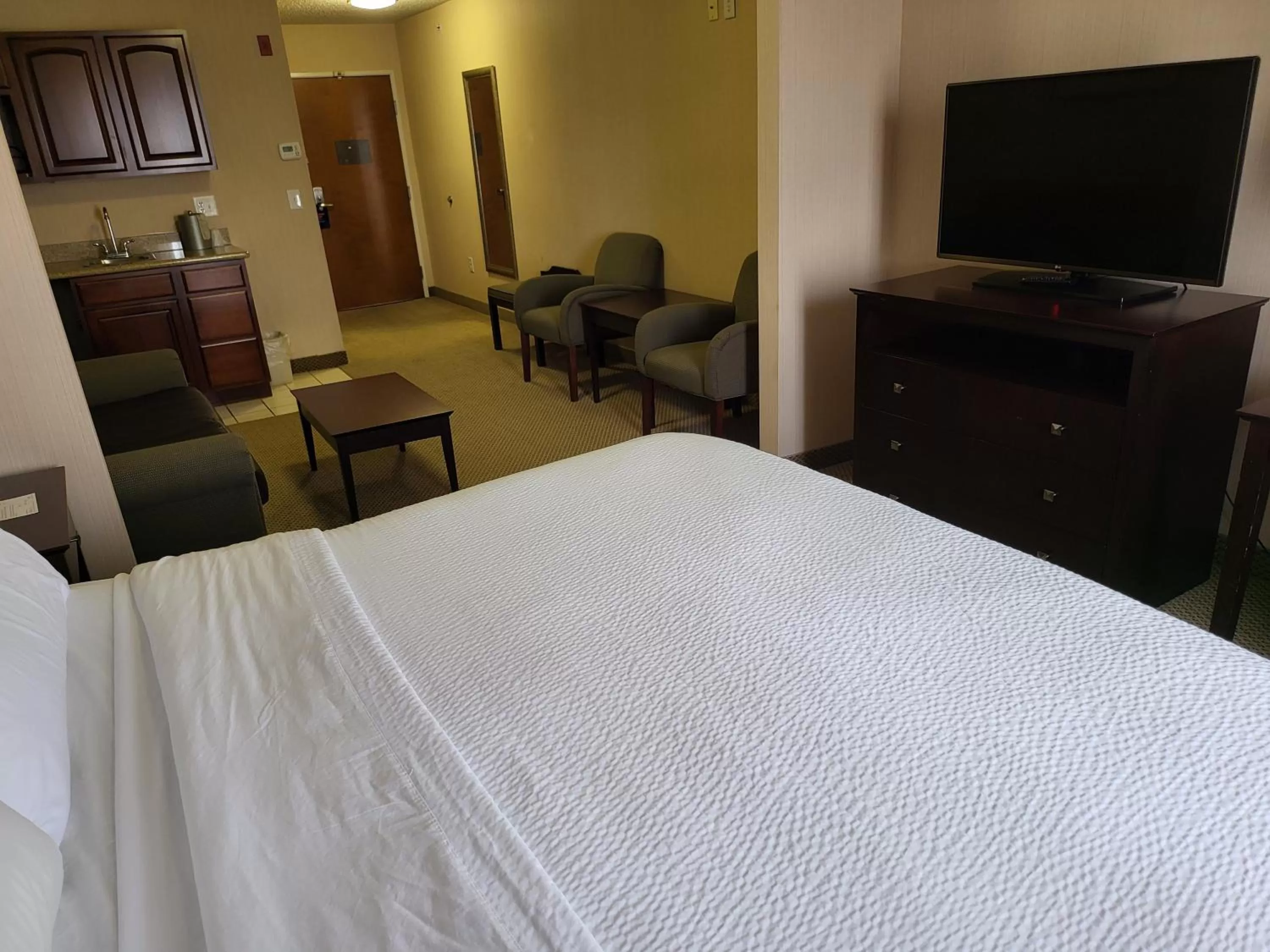 Photo of the whole room, Bed in Holiday Inn Express Hotel & Suites Tipp City by IHG