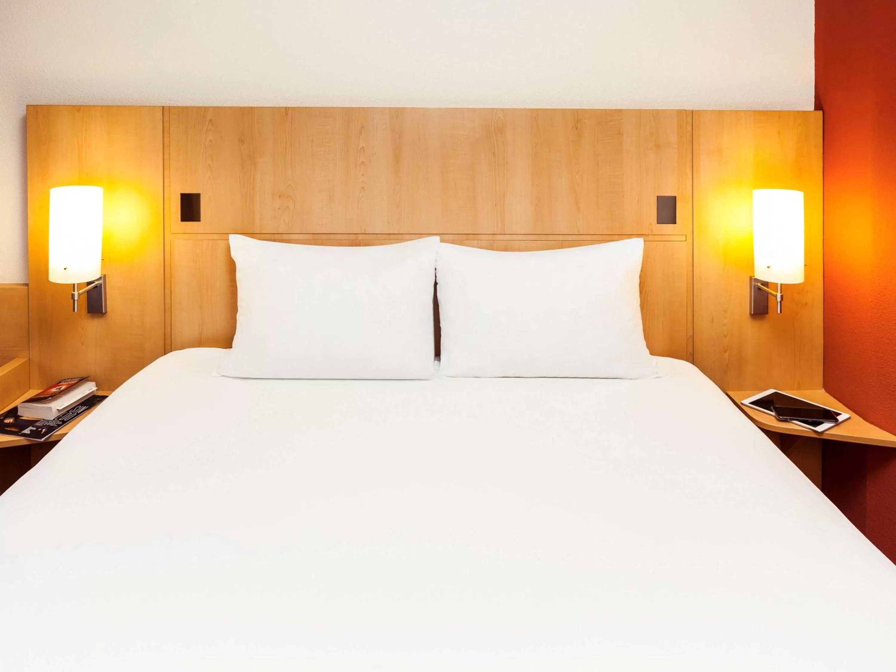 Photo of the whole room, Bed in ibis Lyon Est Chaponnay