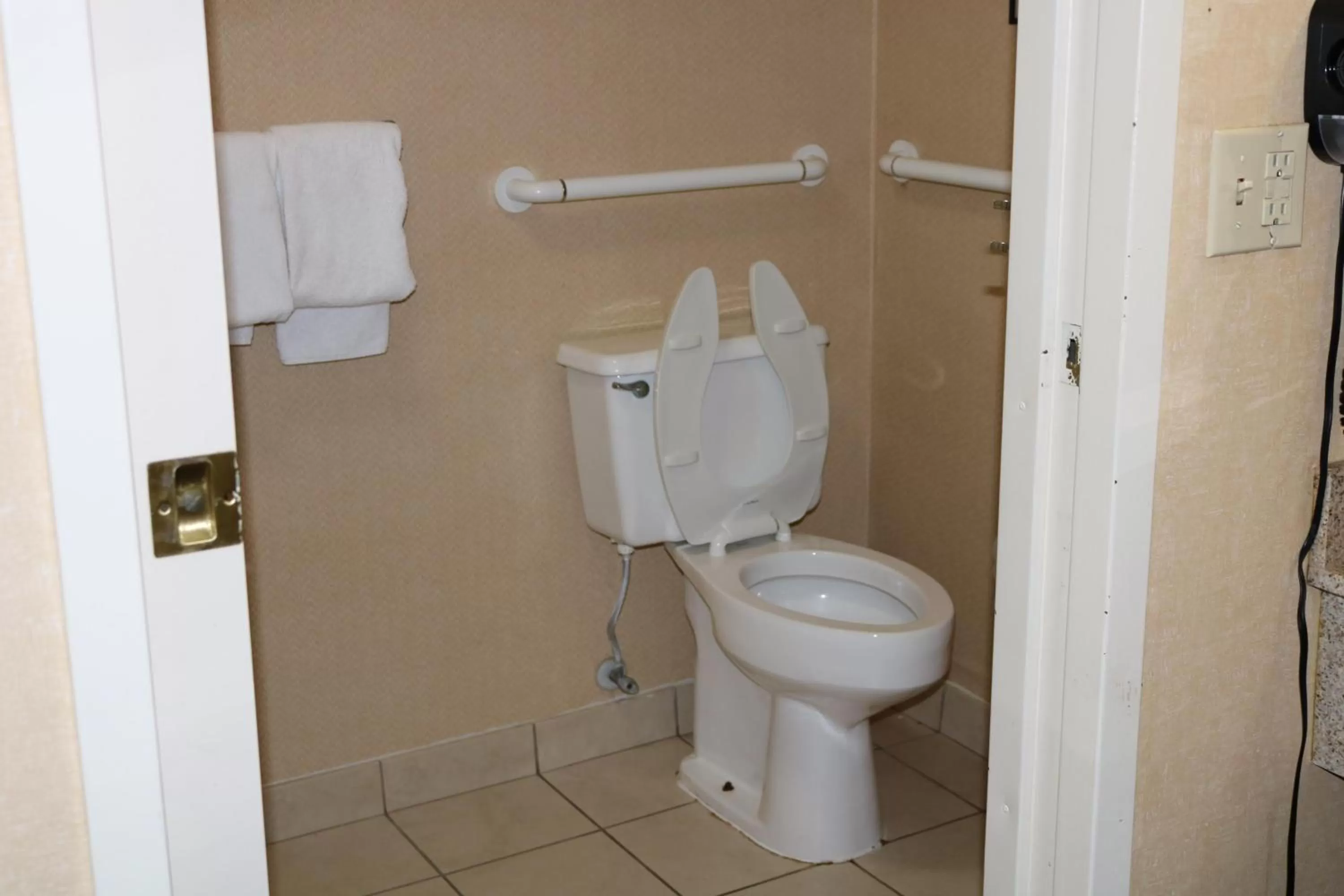 Bathroom in Baymont by Wyndham Columbia Northwest