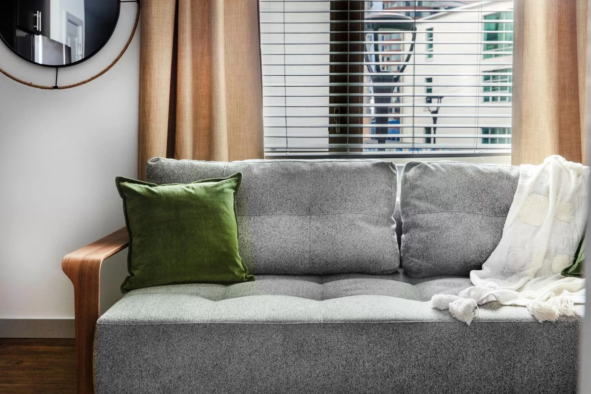 Living room in Placemakr Music Row - Vanderbilt