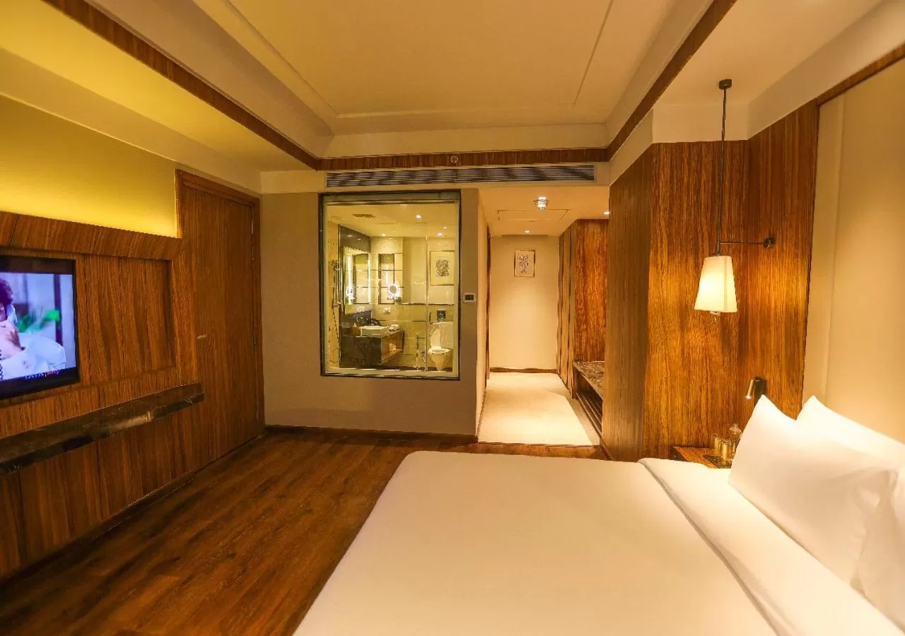 Bedroom, Bed in Radisson Bhopal