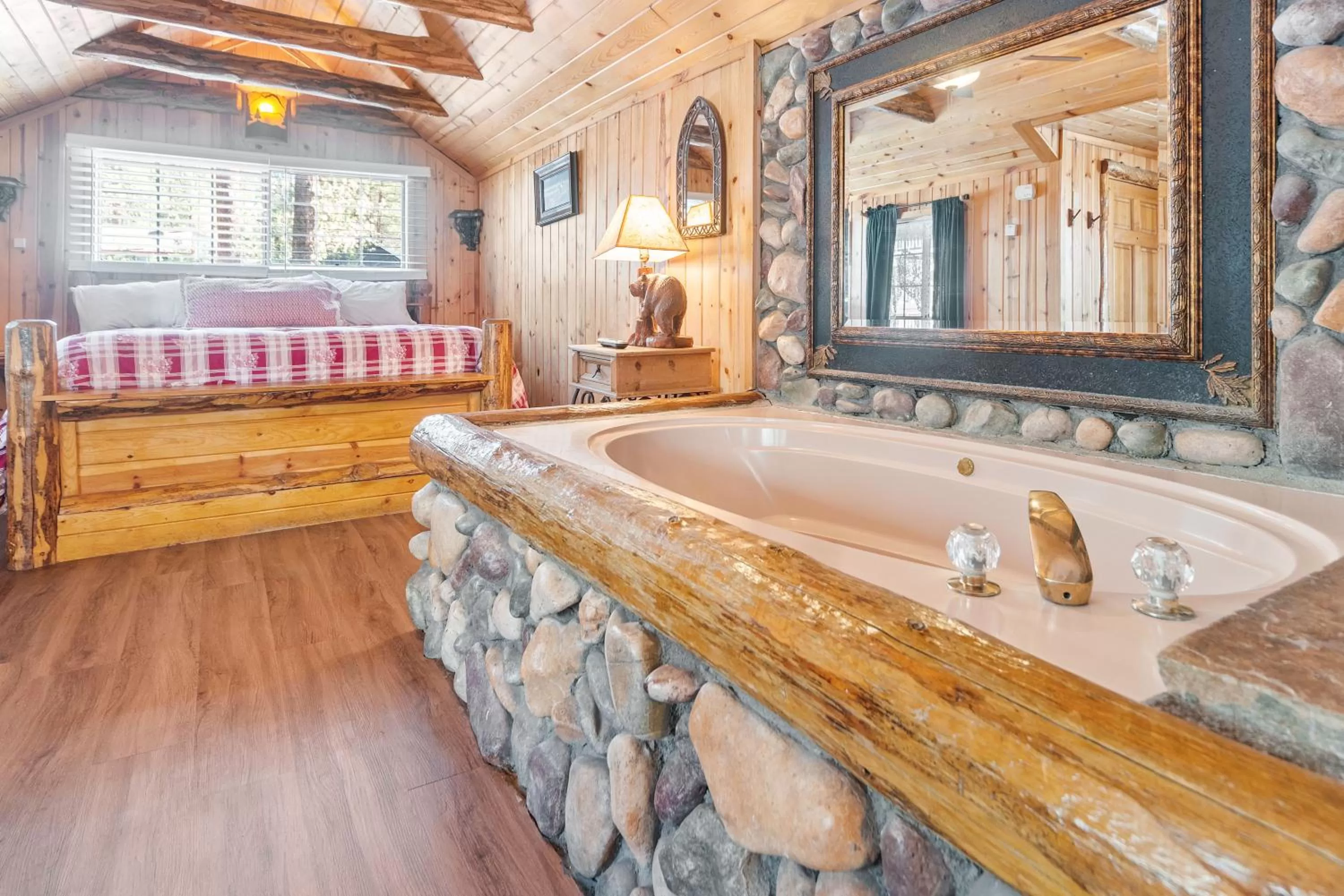 Photo of the whole room, Bed in Black Forest Lodge