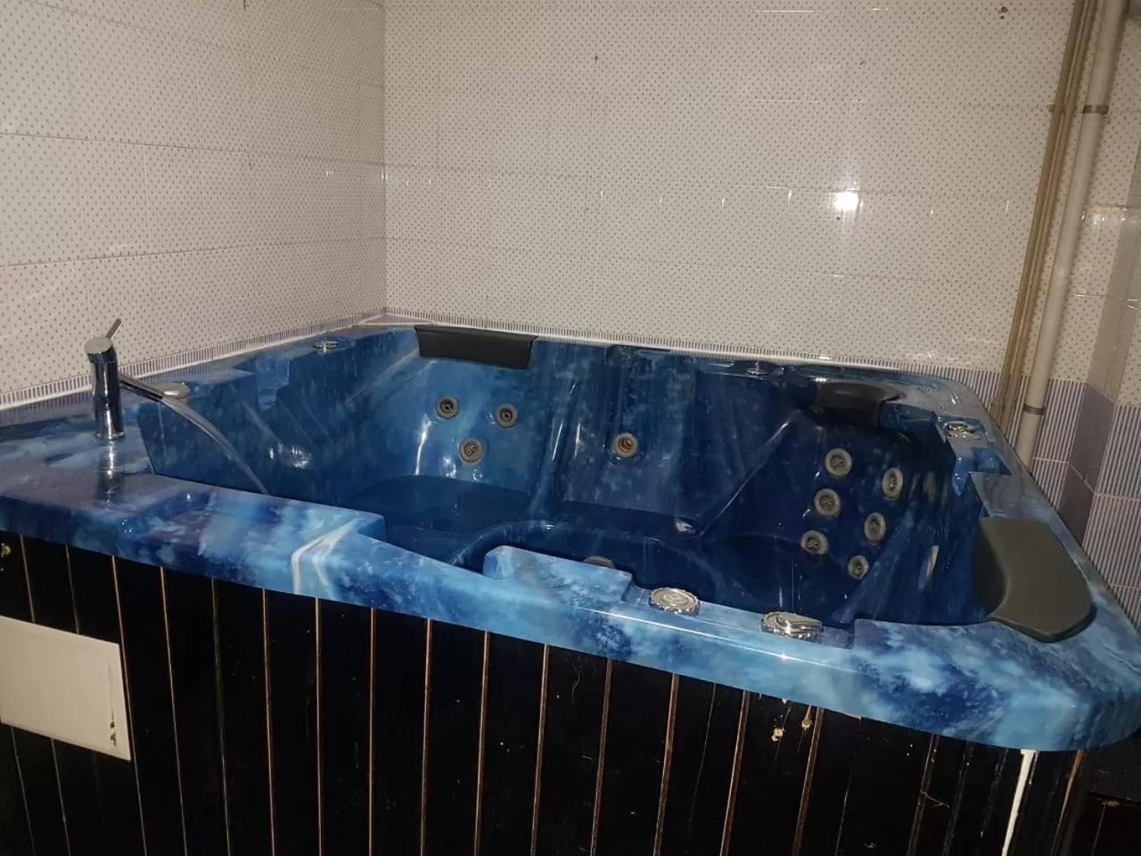 Hot Tub, Bathroom in Hotel Kezdesu