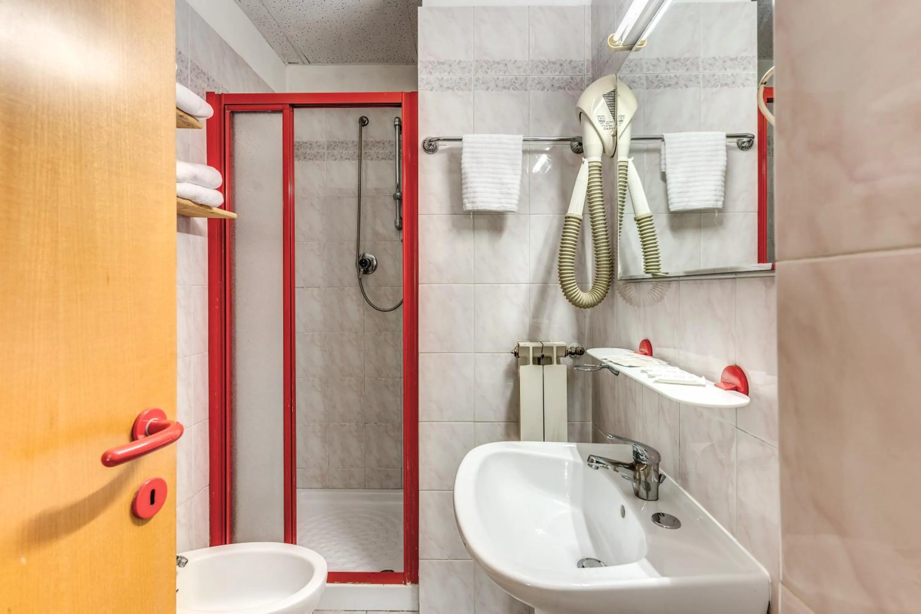 Bathroom in Hotel Altavilla 9