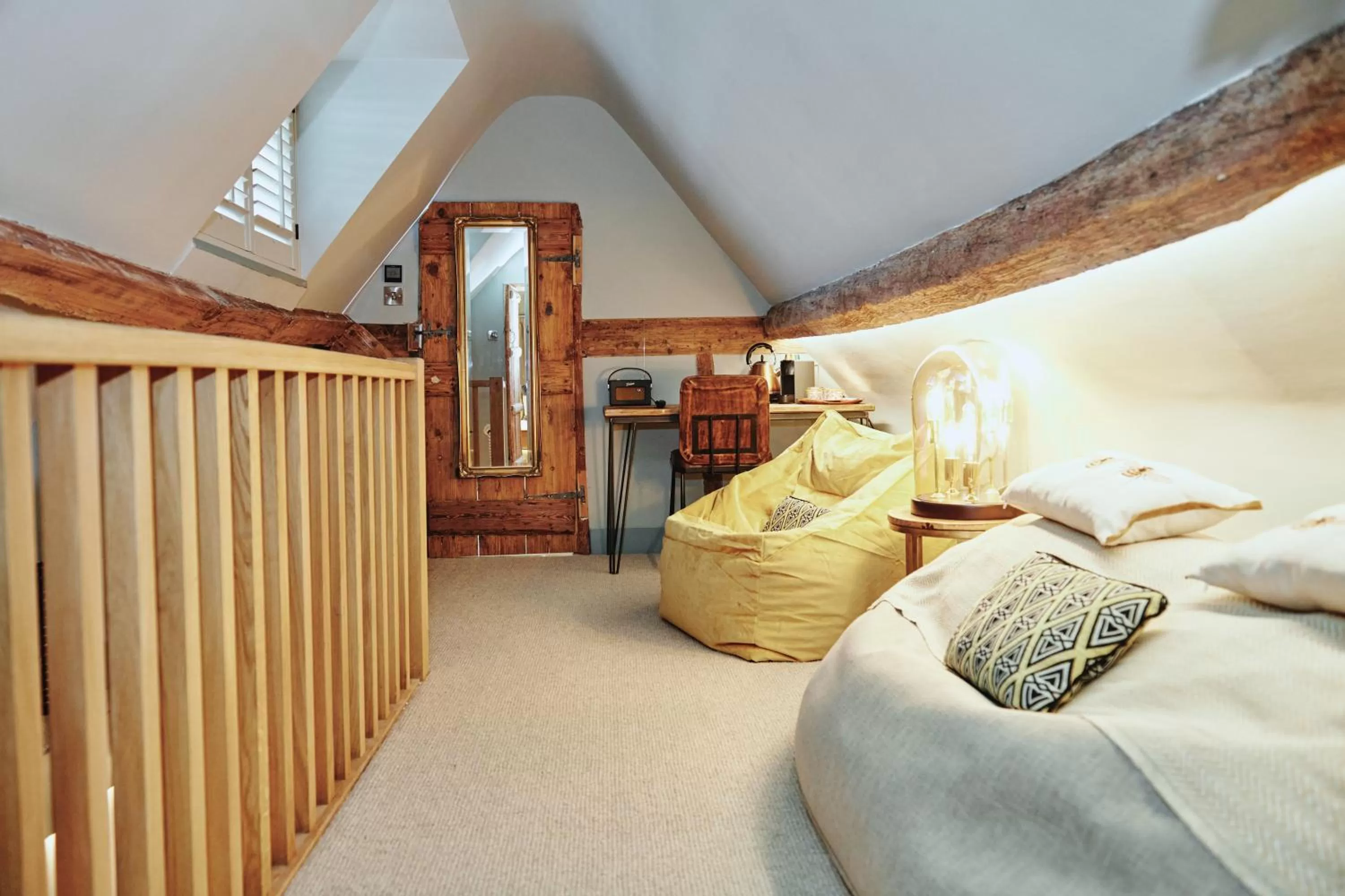 Bedroom, Bed in Kings Arms - Egham-Windsor