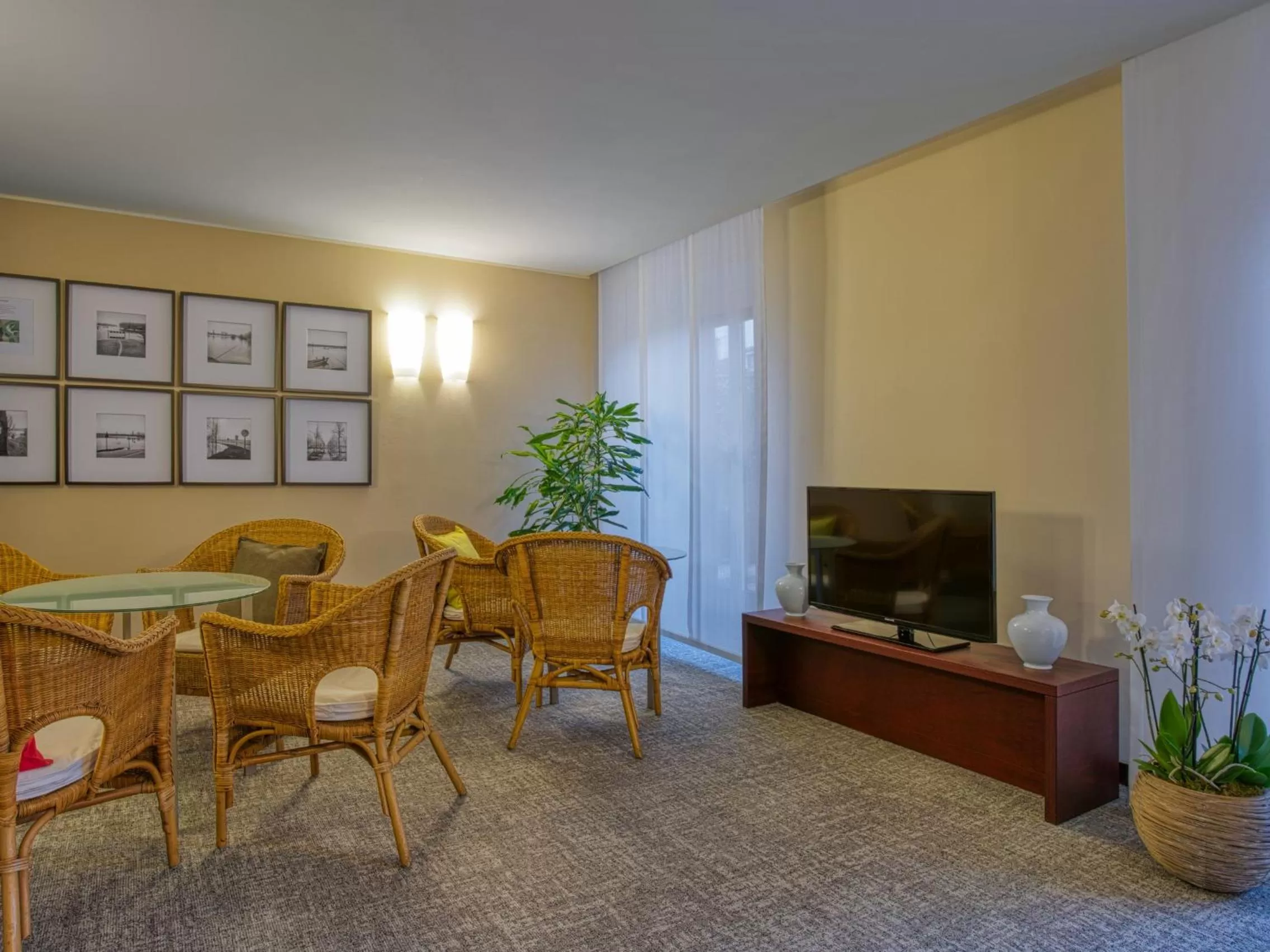 Evening entertainment in Hotel Piroscafo