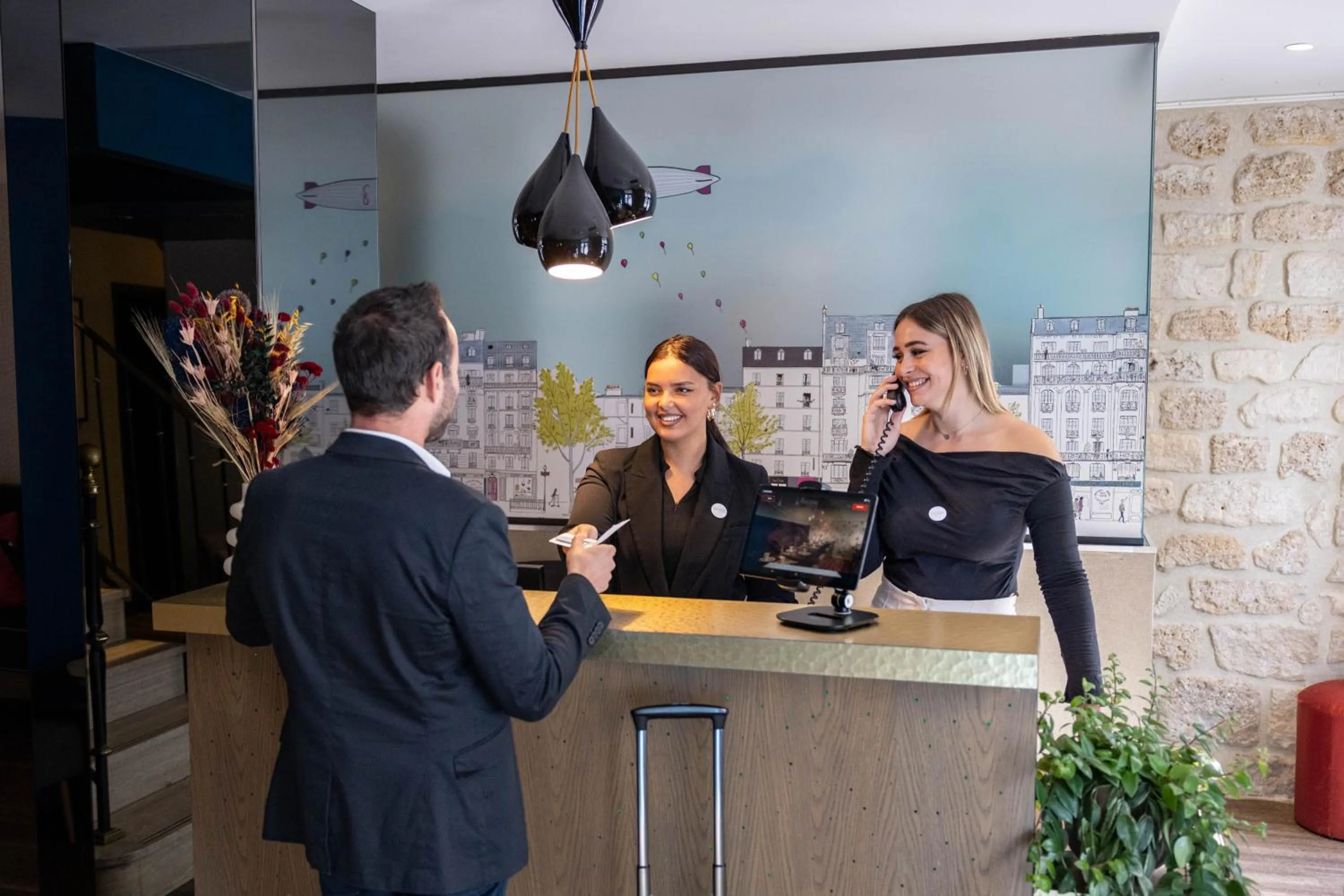 Lobby or reception in Hôtel La Parizienne - Proche Montparnasse