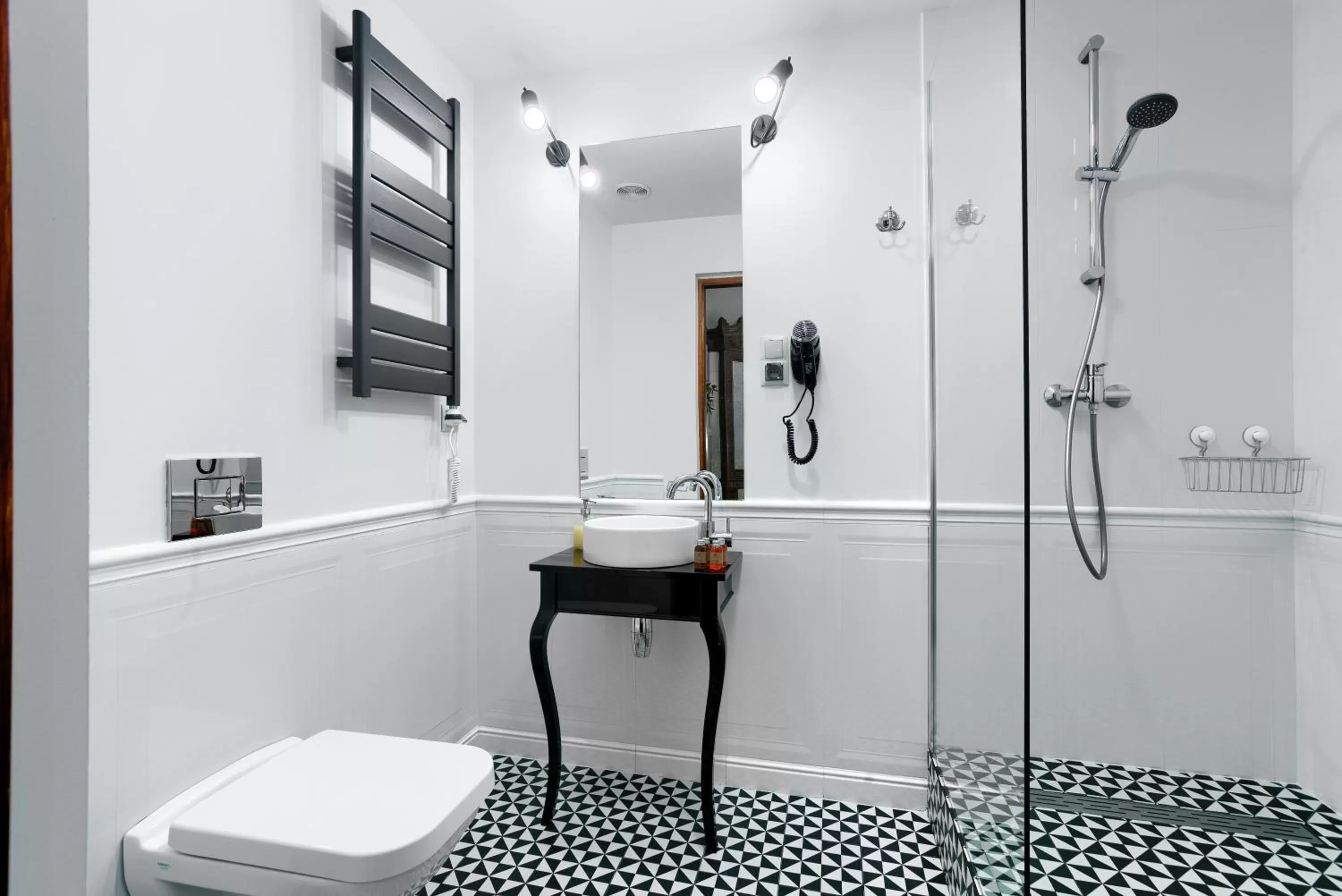 Shower in Aparthotel 1899