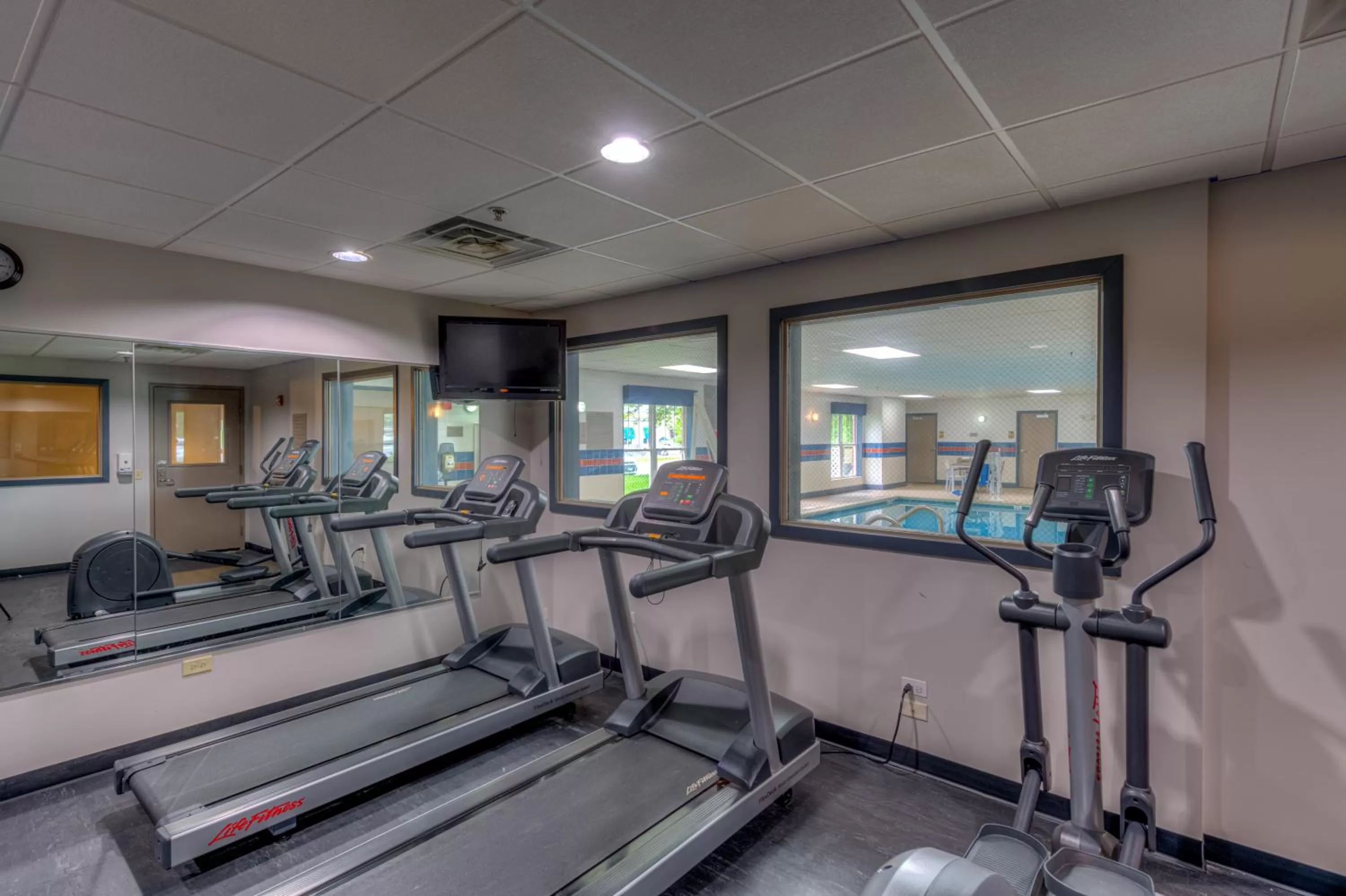Fitness centre/facilities in Country Inn & Suites by Radisson, Crystal Lake, IL