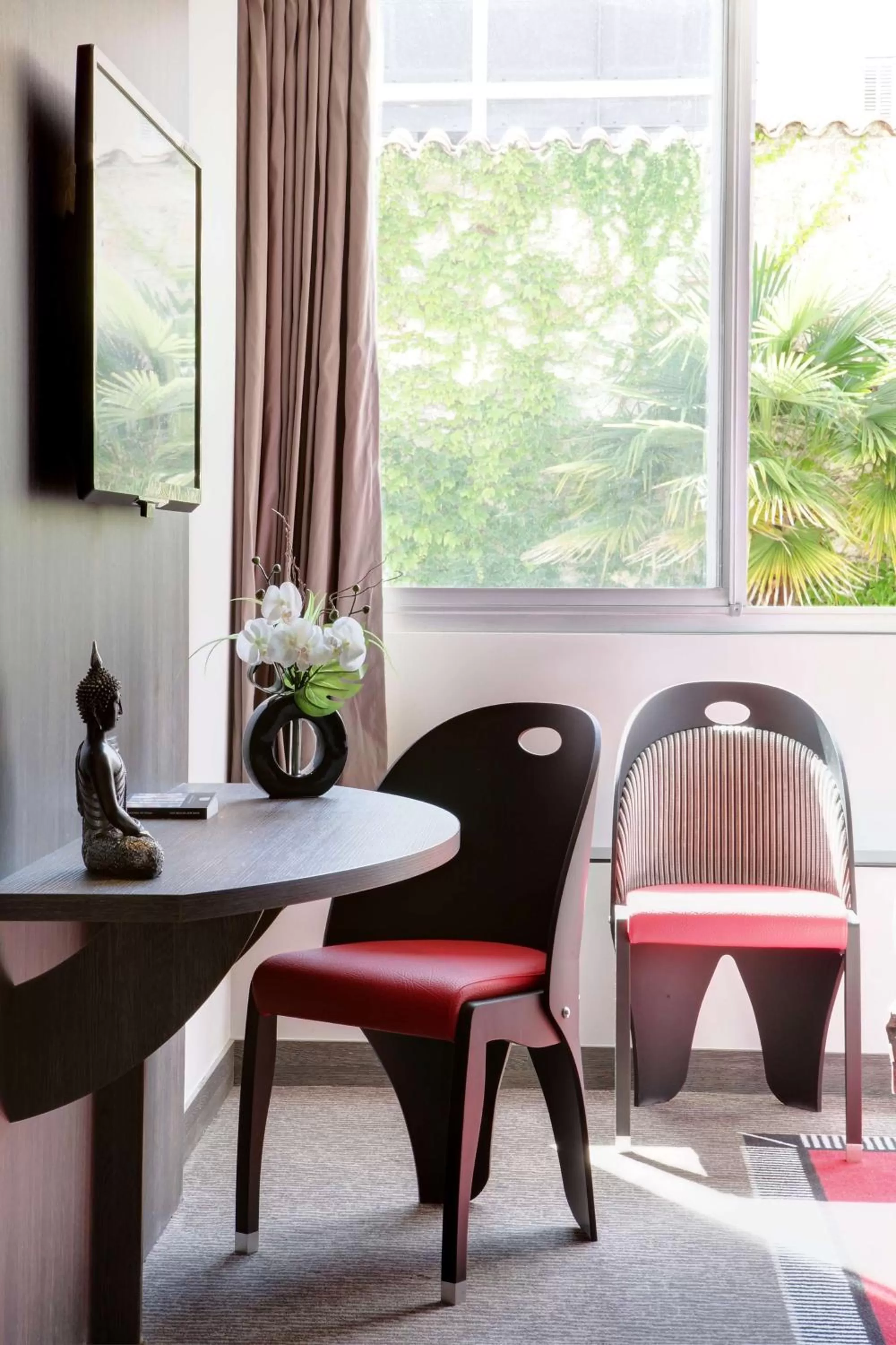 TV and multimedia in Best Western Premier Le Patio des Artistes Wellness Jacuzzi