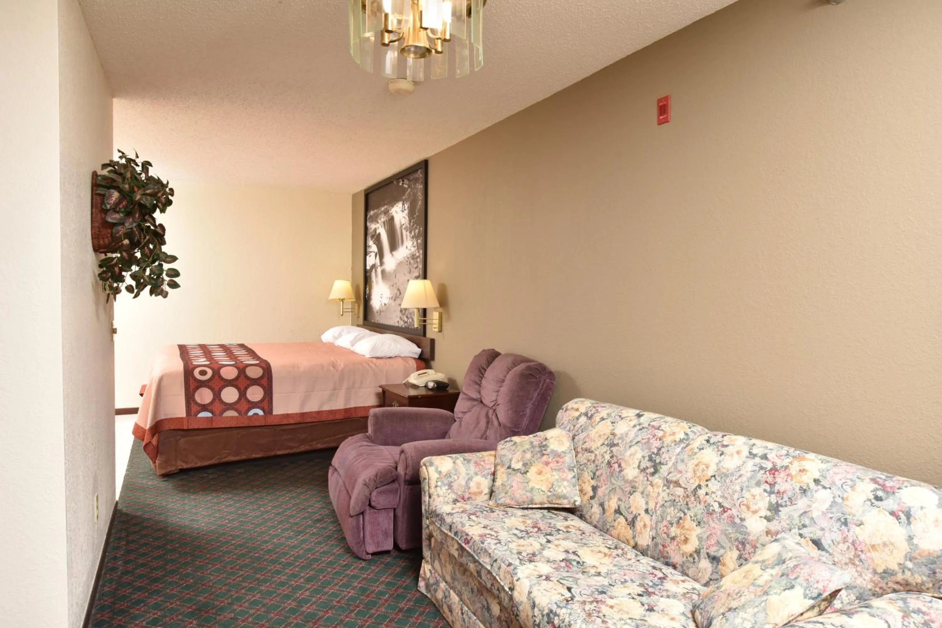 Living room in Super 8 by Wyndham Springfield-Battlefield