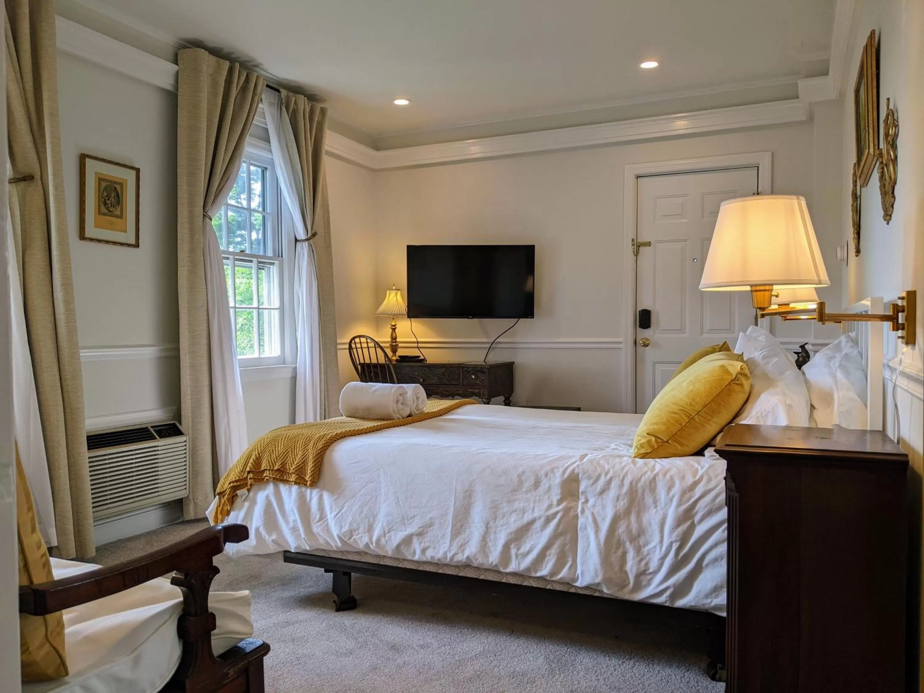 Bed in Stanton House Inn