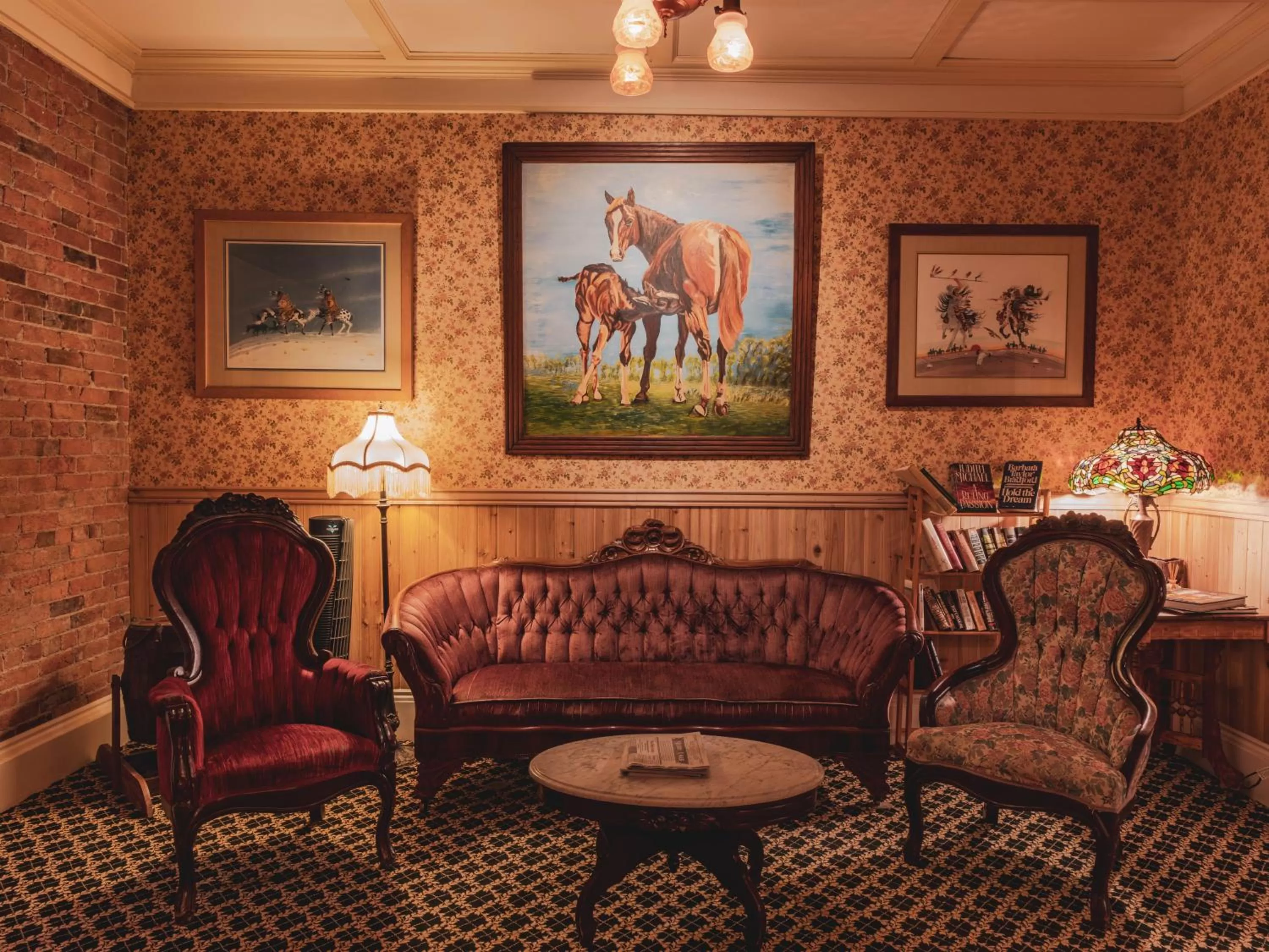 Living room in St. Elmo Hotel