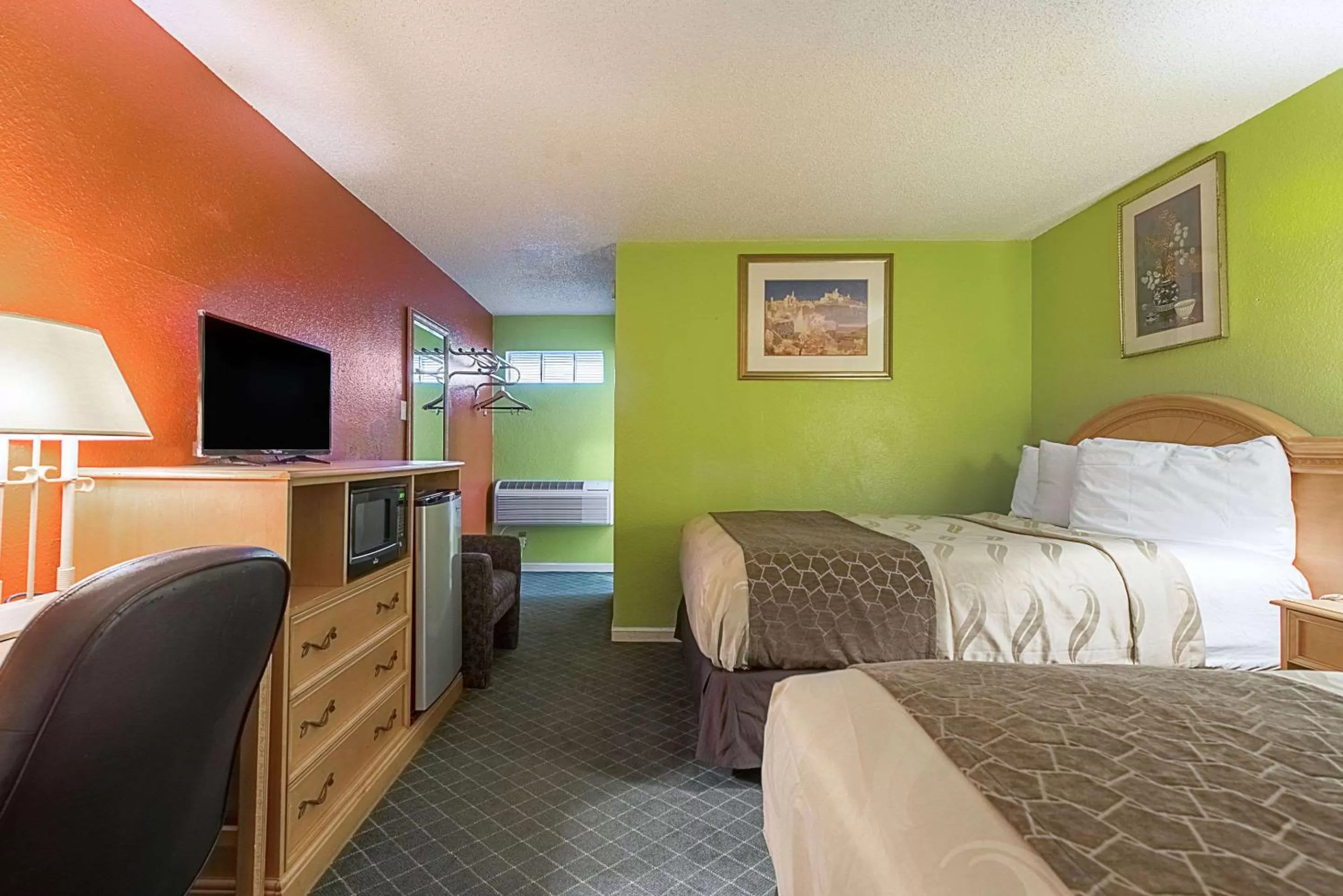 Photo of the whole room, Bed in Highway Inn