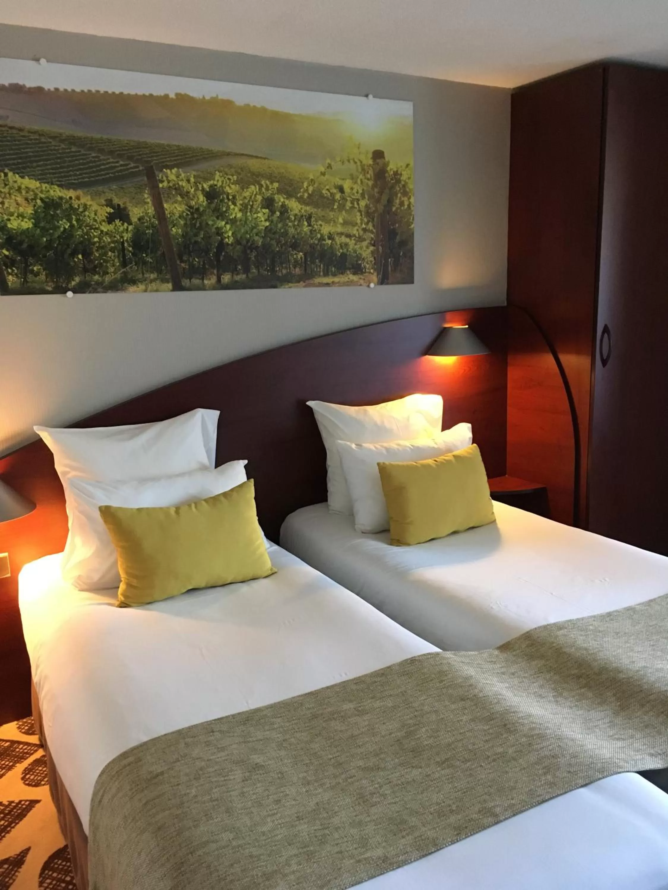 Bed in Contact Hôtel Le Provençal Bordeaux Lac