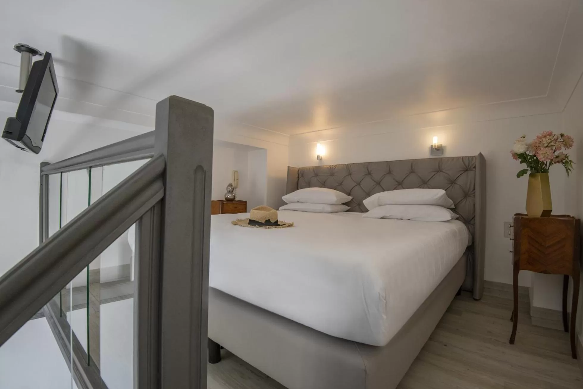 Bedroom, Bed in GOLDEN TULIP CANNES HOTEL de PARIS