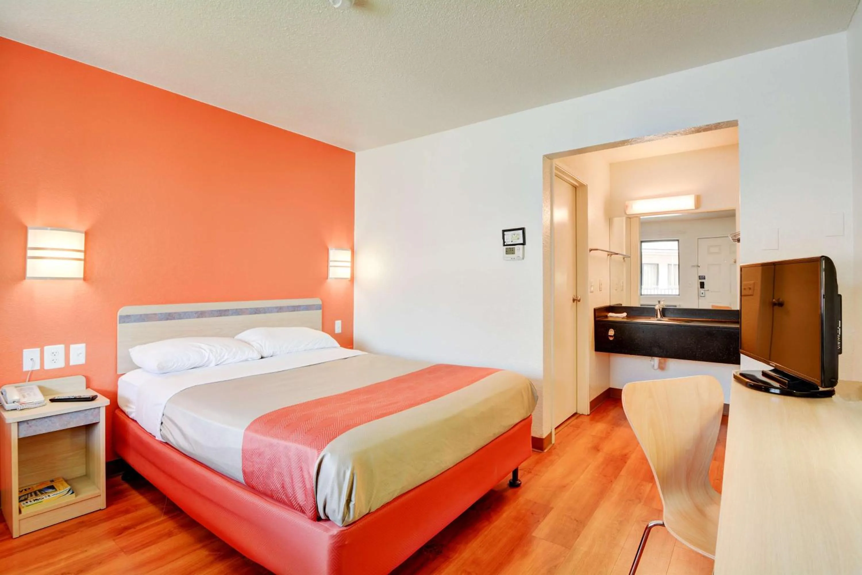 TV and multimedia, Bed in Motel 6-Southington, CT - Hartford