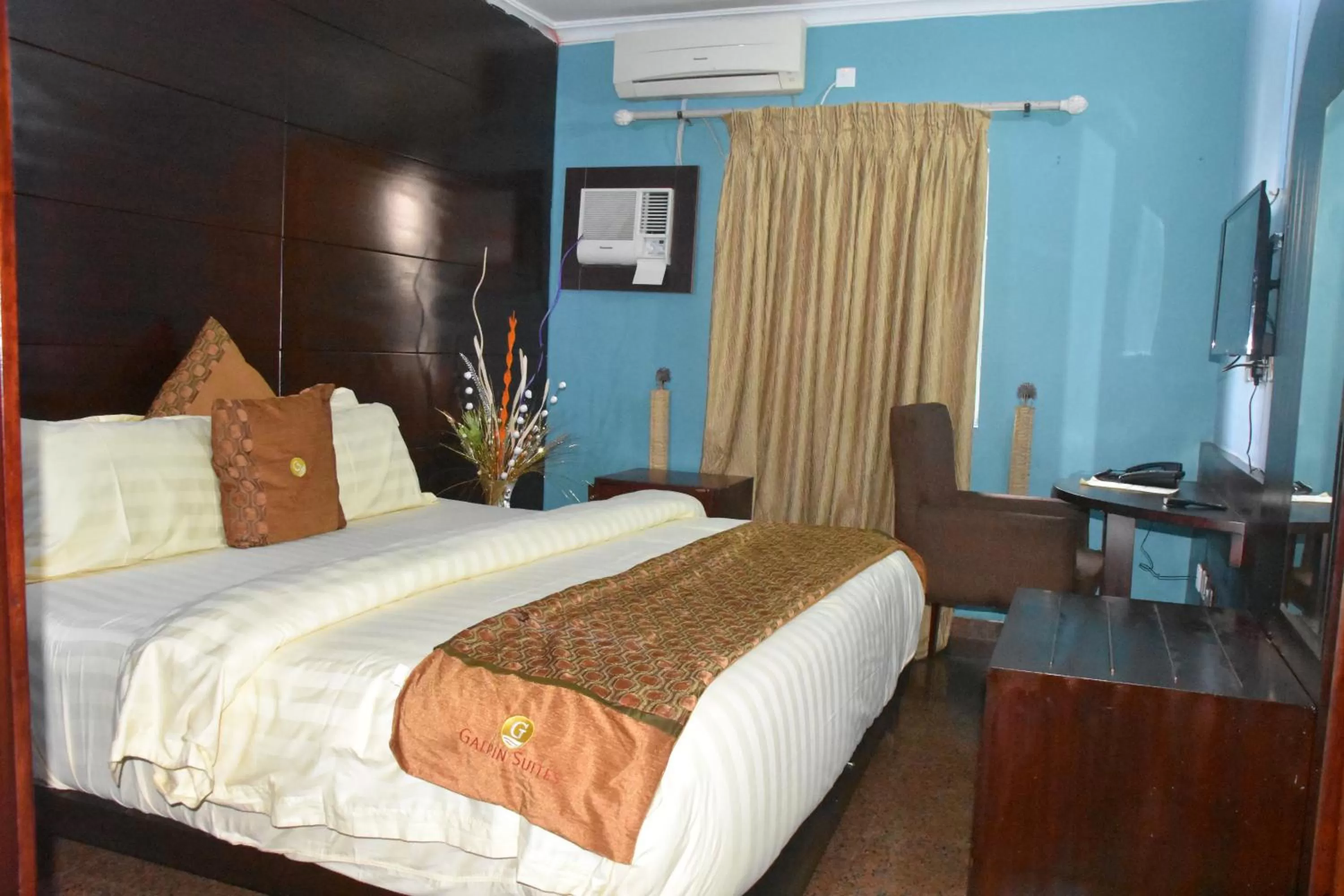 Photo of the whole room, Bed in Galpin Suites