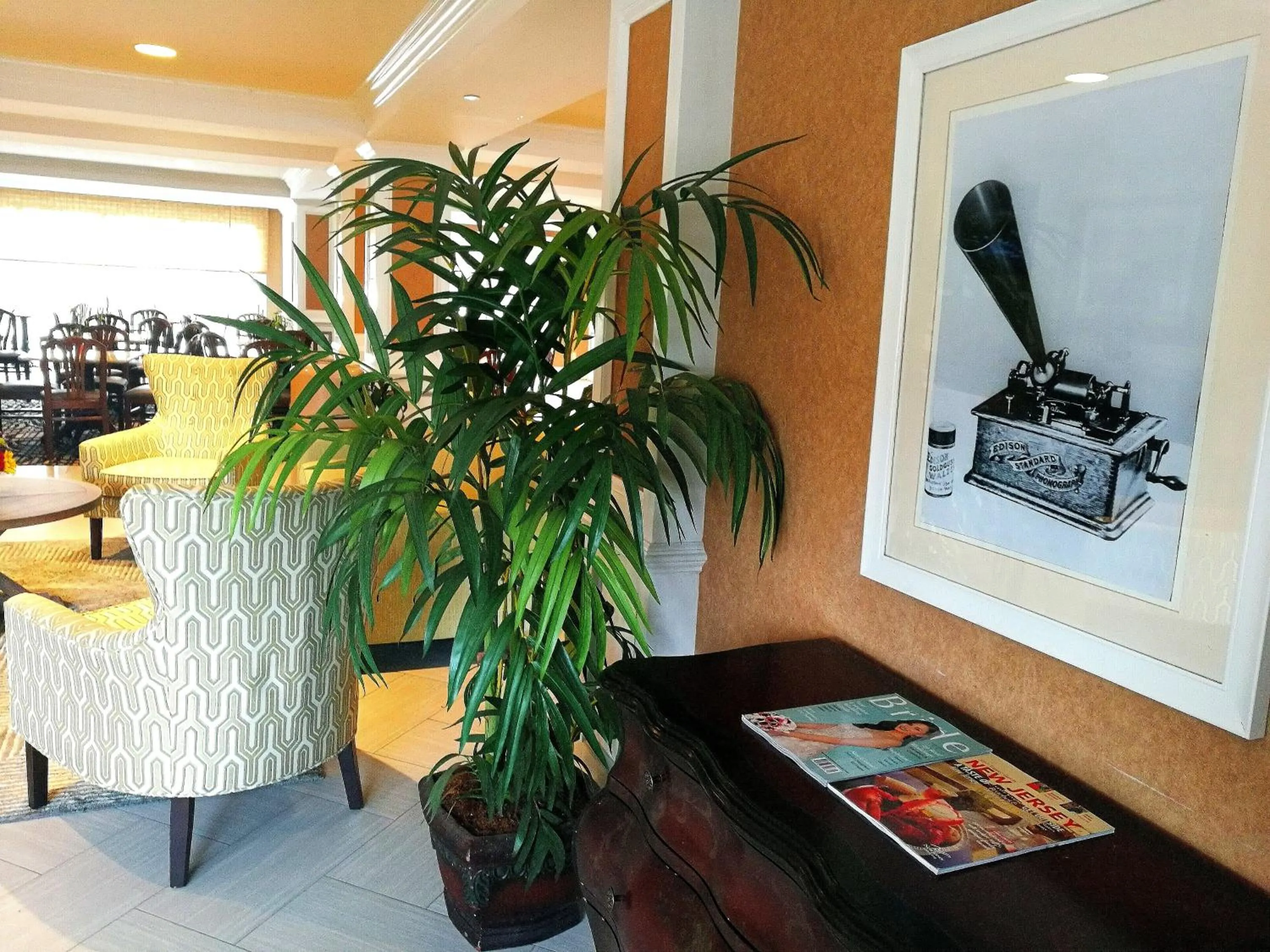 Communal lounge/ TV room in The Wilshire Grand Hotel