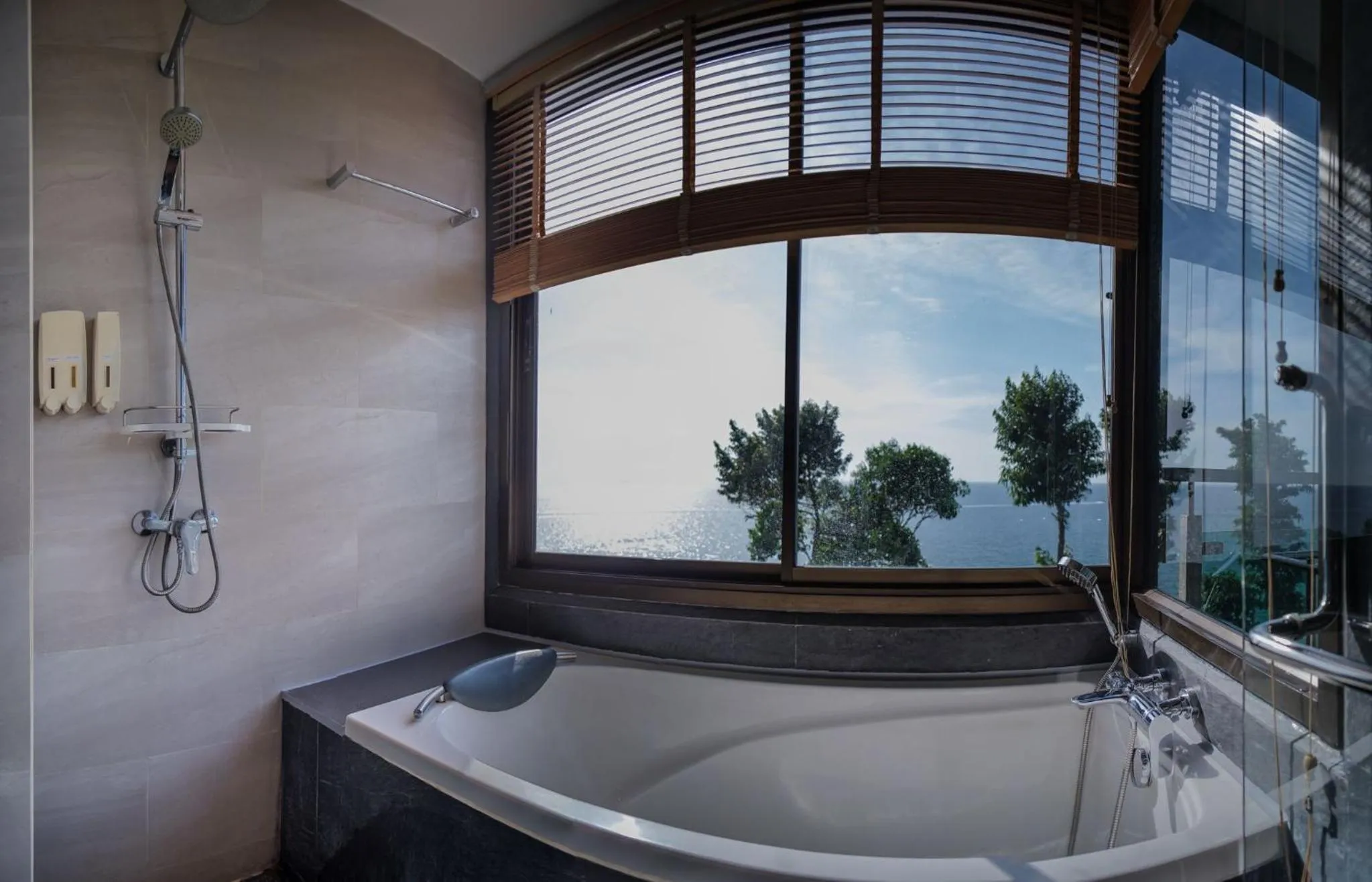 Bath in Cliff Lanta Suite-Koh Lanta Krabi