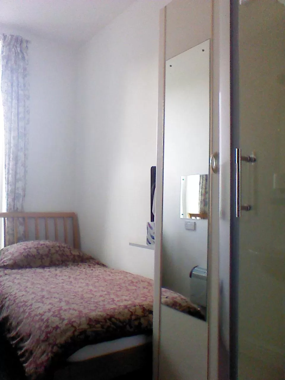 Photo of the whole room, Bed in Mountbatten Hotel