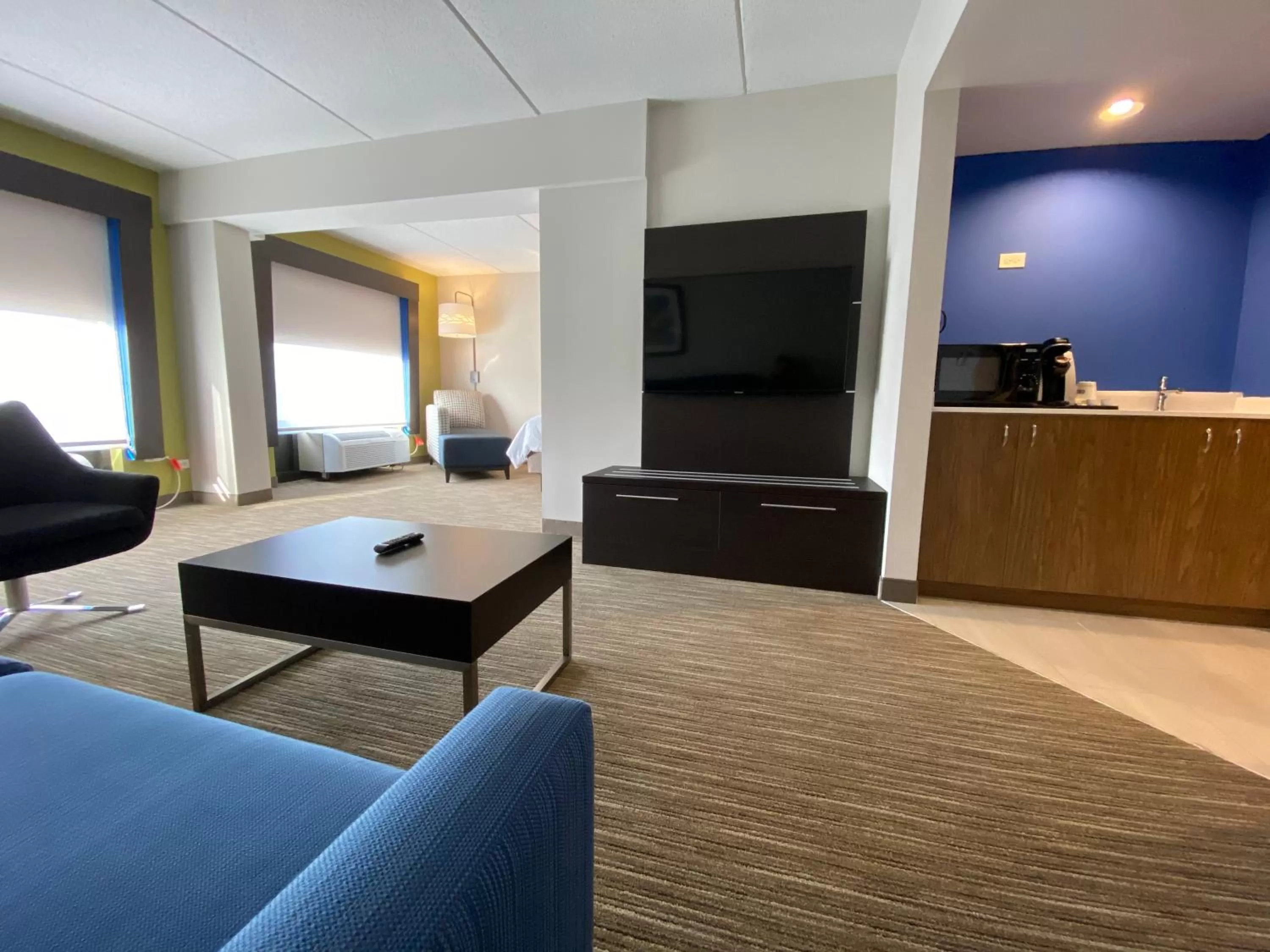 TV and multimedia in Holiday Inn Express & Suites - Prospect Heights by IHG