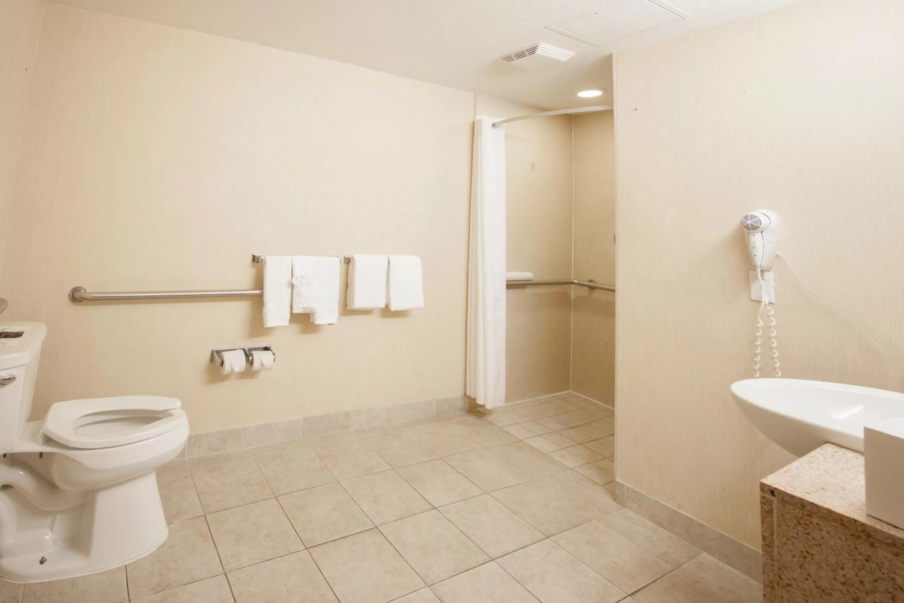 Bathroom in Pasadena Rose & Crown Hotel