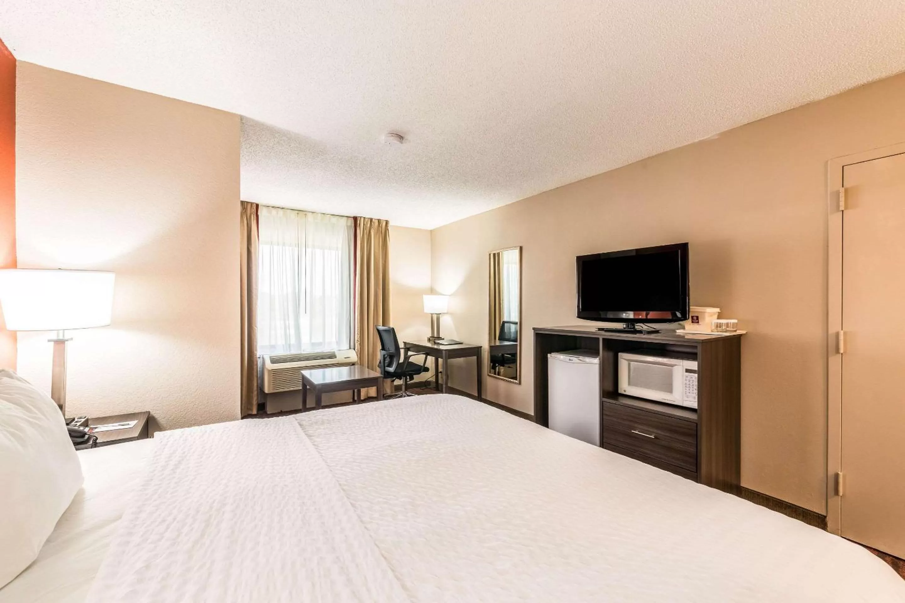 Photo of the whole room, Bed in Lake Norman Inn and Suites