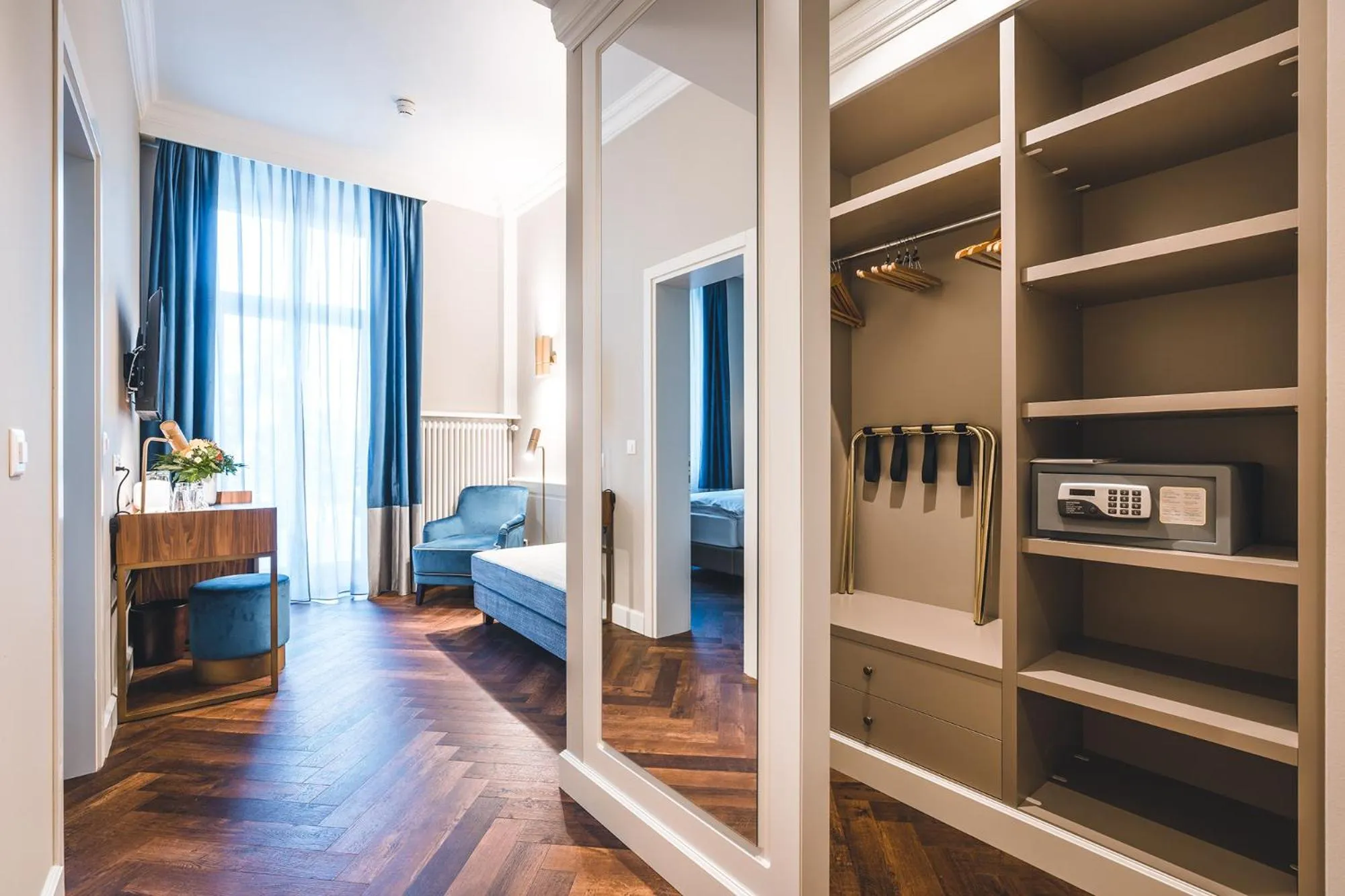 Living room, Bed in Hotel Reine Victoria