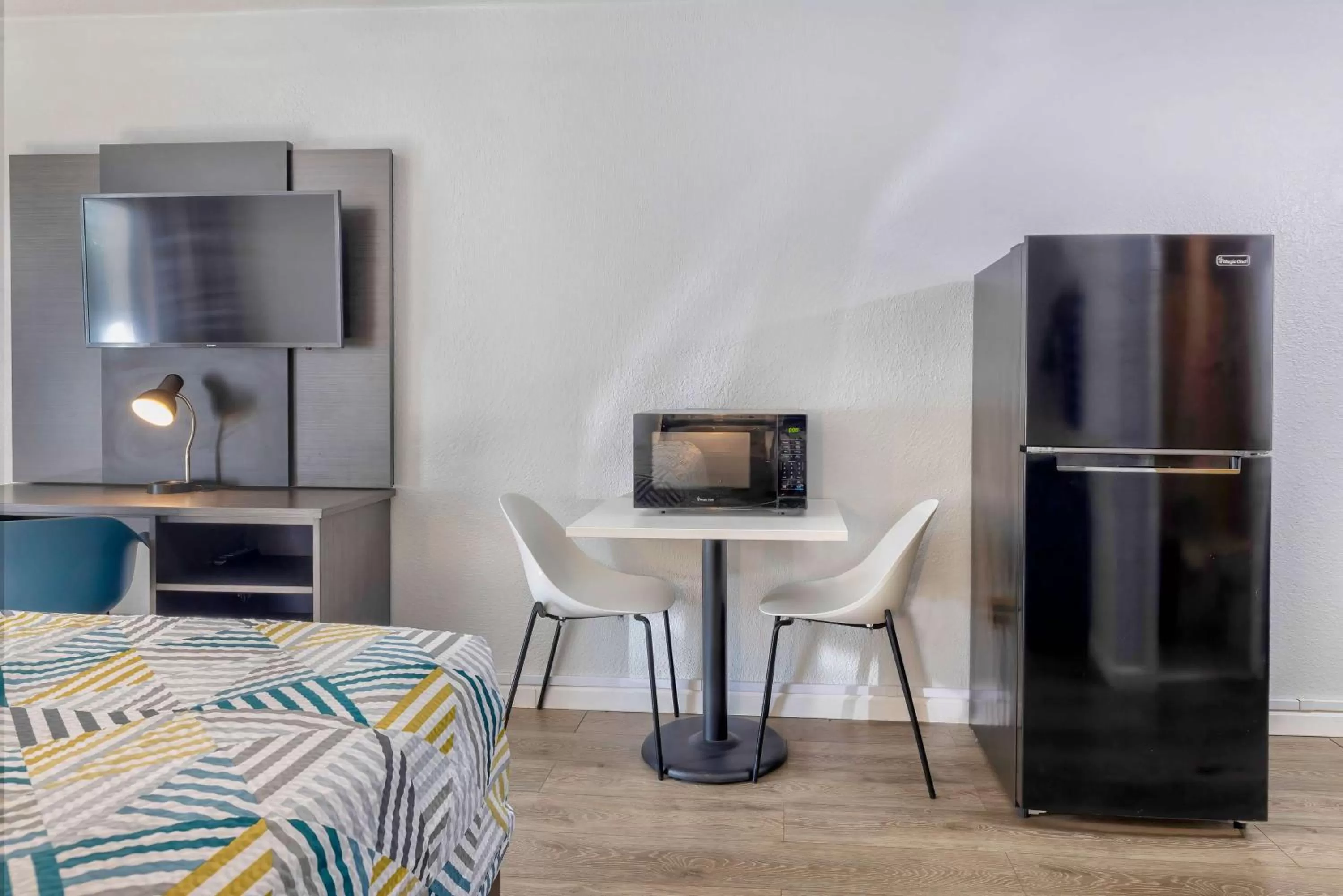 Bed in Studio 6 Effingham, IL