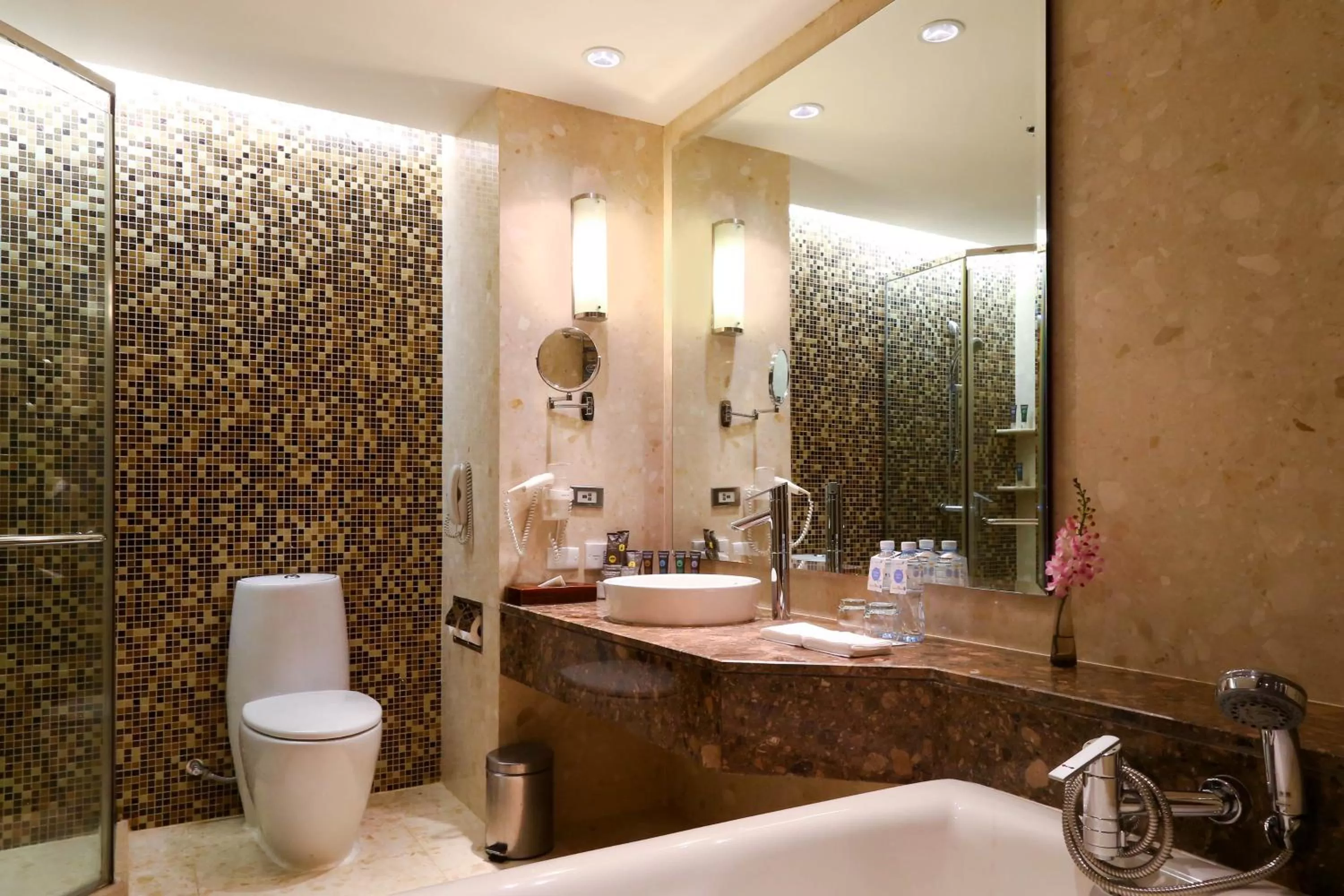 Shower in Novotel Bangkok Suvarnabhumi Airport