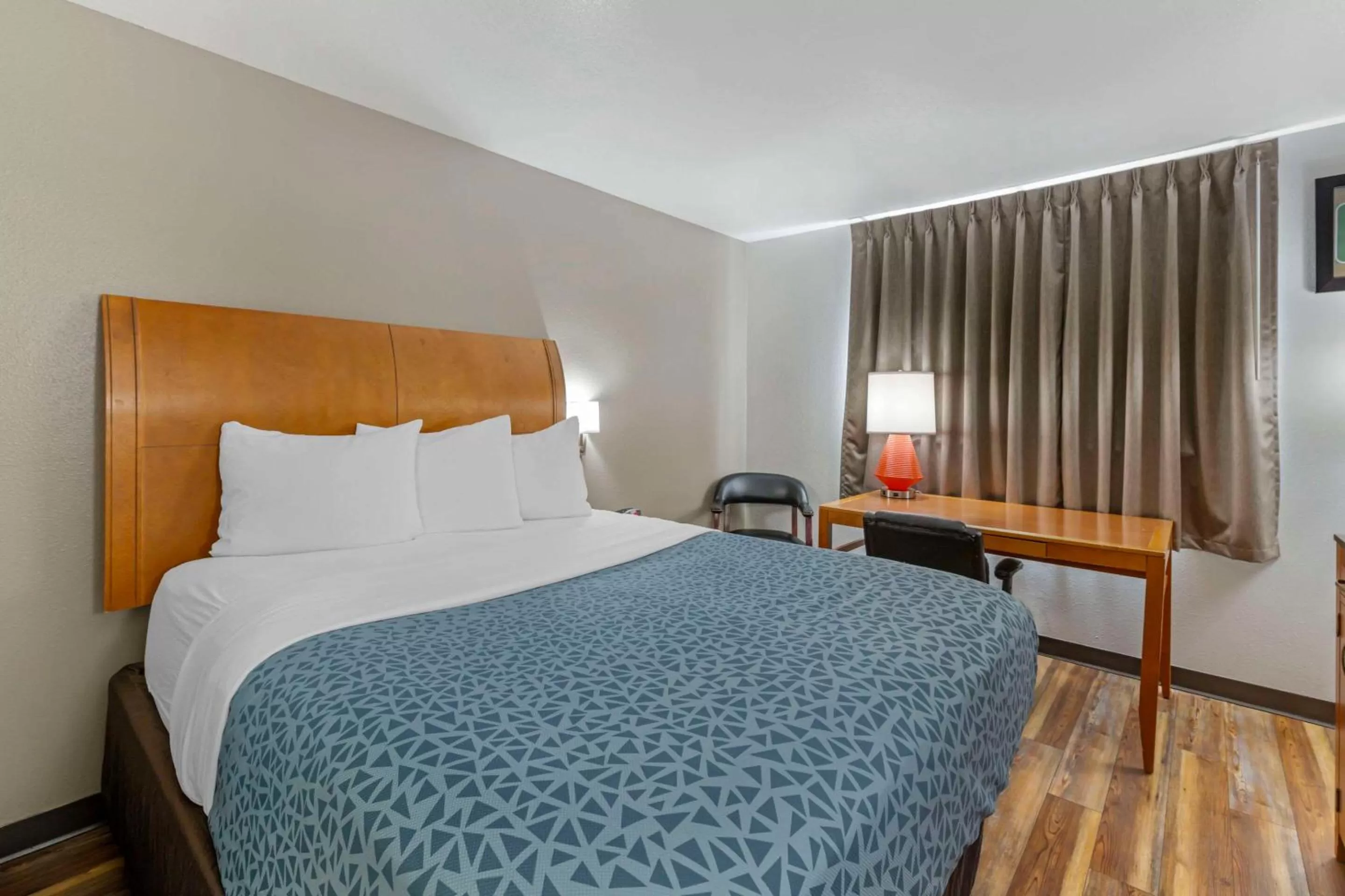 Queen Room - Non-Smoking in Econo Lodge Missoula