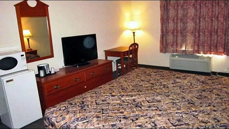 Bedroom, Bed in Studio 7 Harker Heights