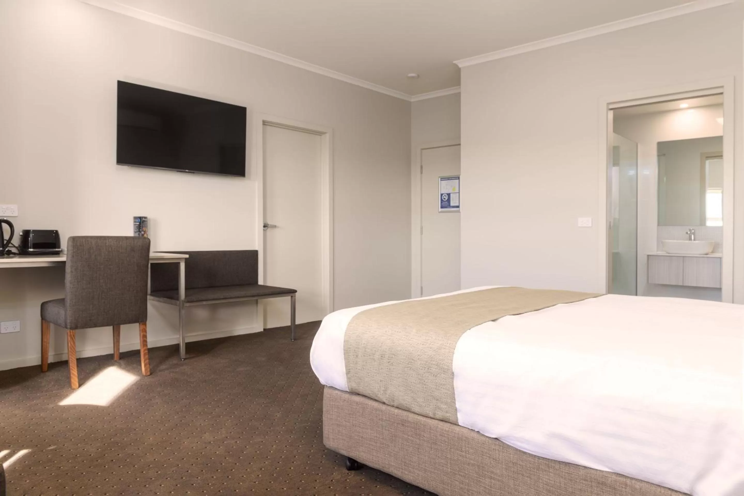 Bedroom, Bed in Somerset Hotel