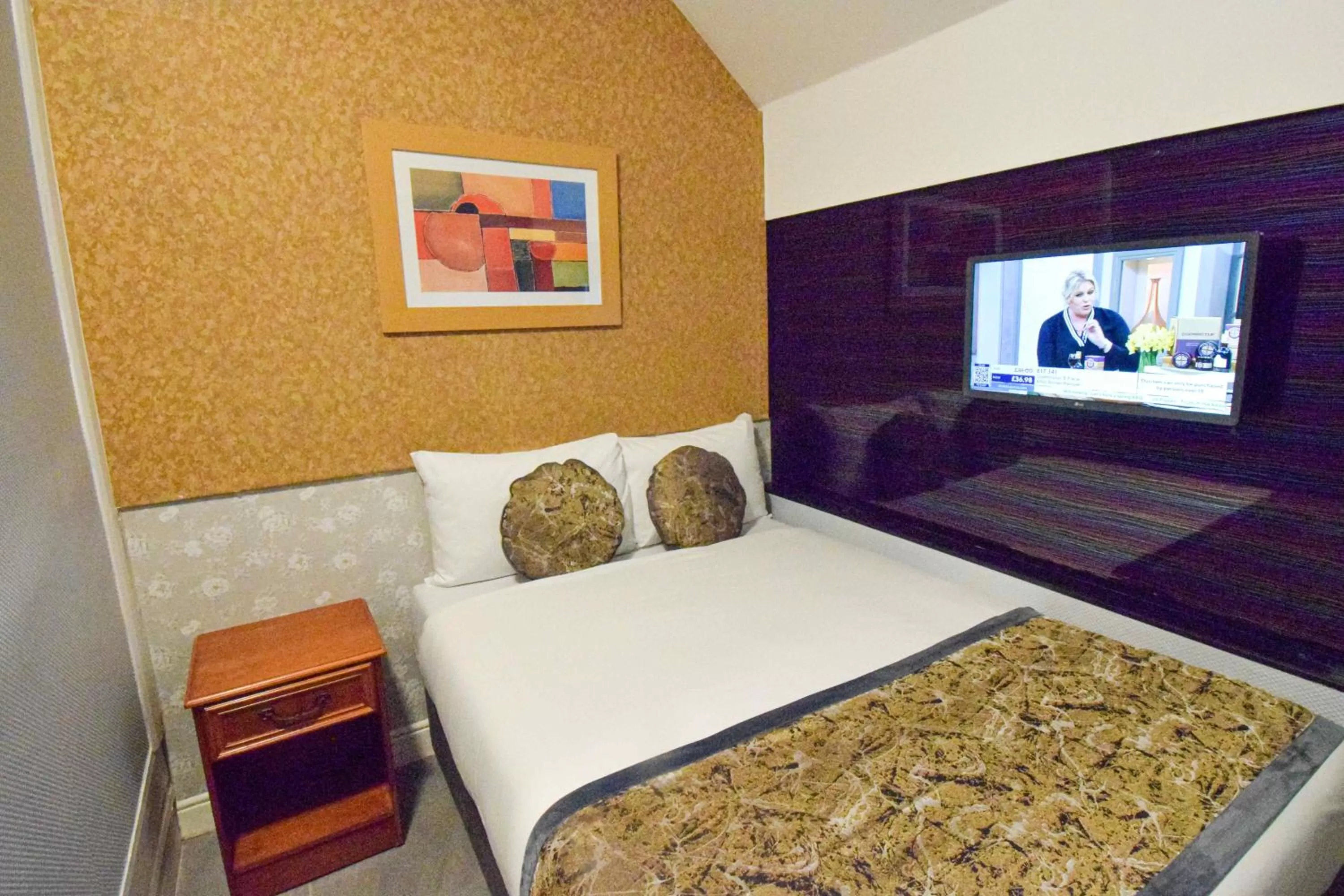 Bed in Pembridge Palace Hotel