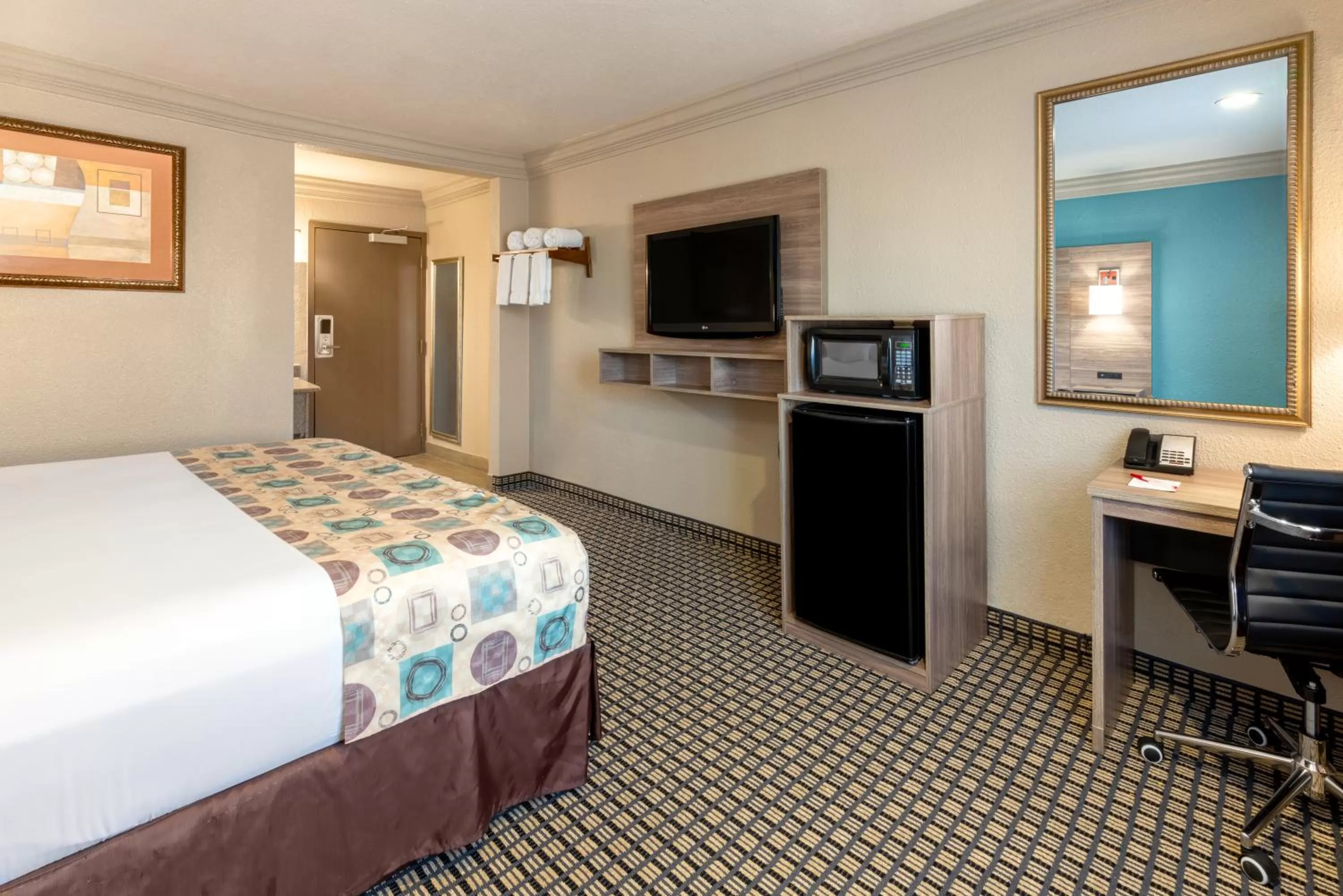 TV and multimedia, Bed in Ramada by Wyndham Houston Intercontinental Airport South