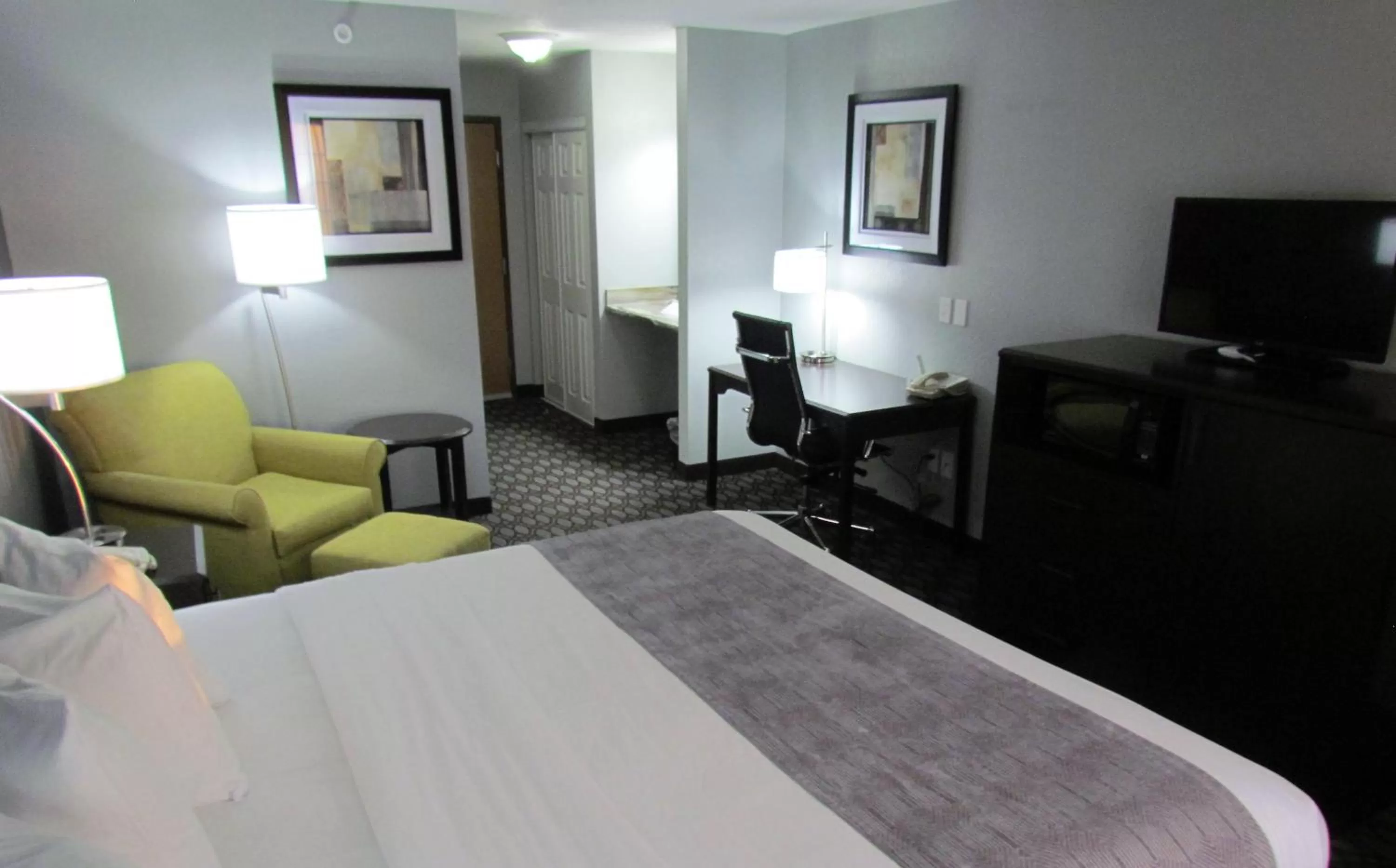 TV and multimedia, Bed in Oak Hill Inn & Suites