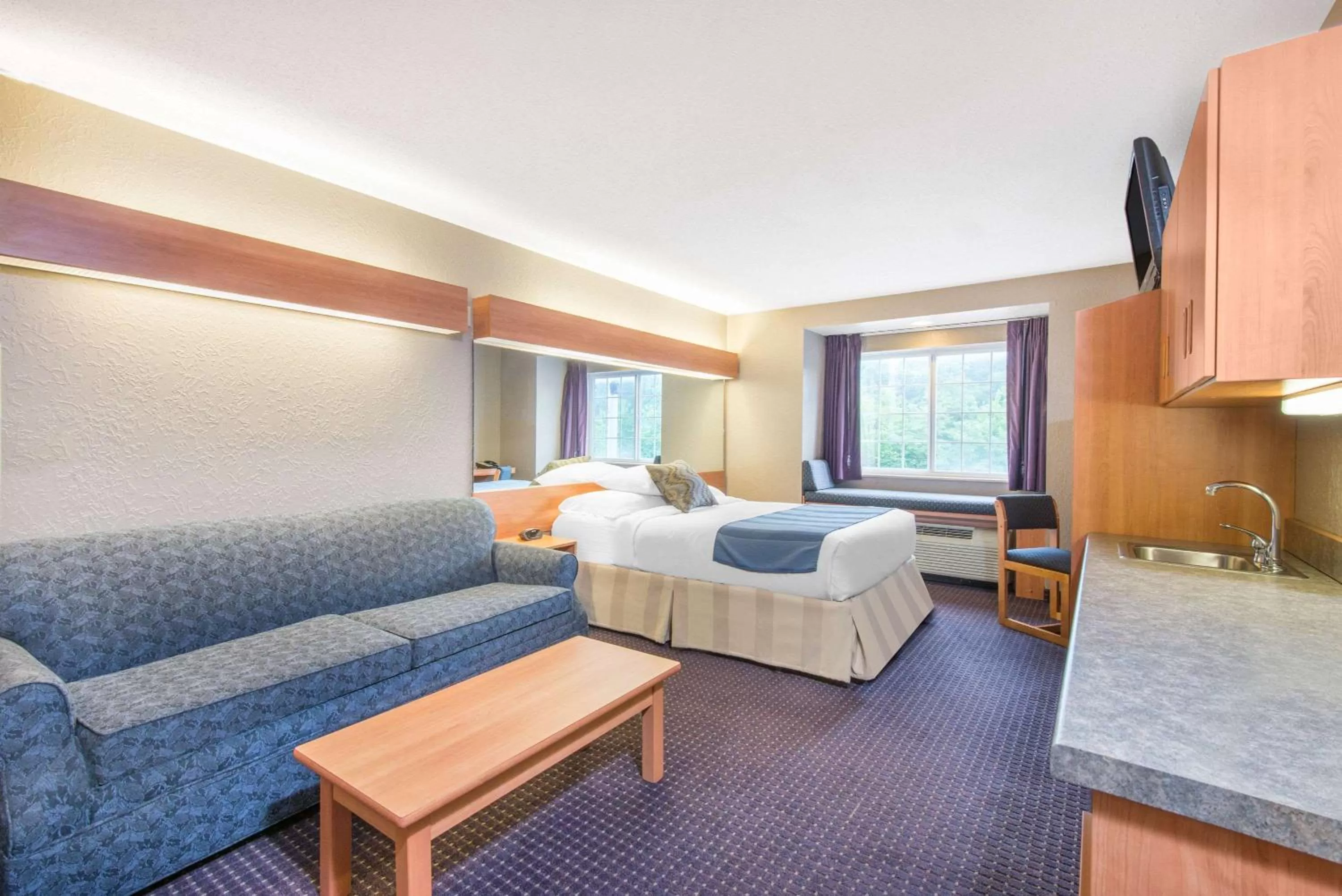 Photo of the whole room, Bed in Microtel Inn & Suites by Wyndham Hazelton/Bruceton Mills