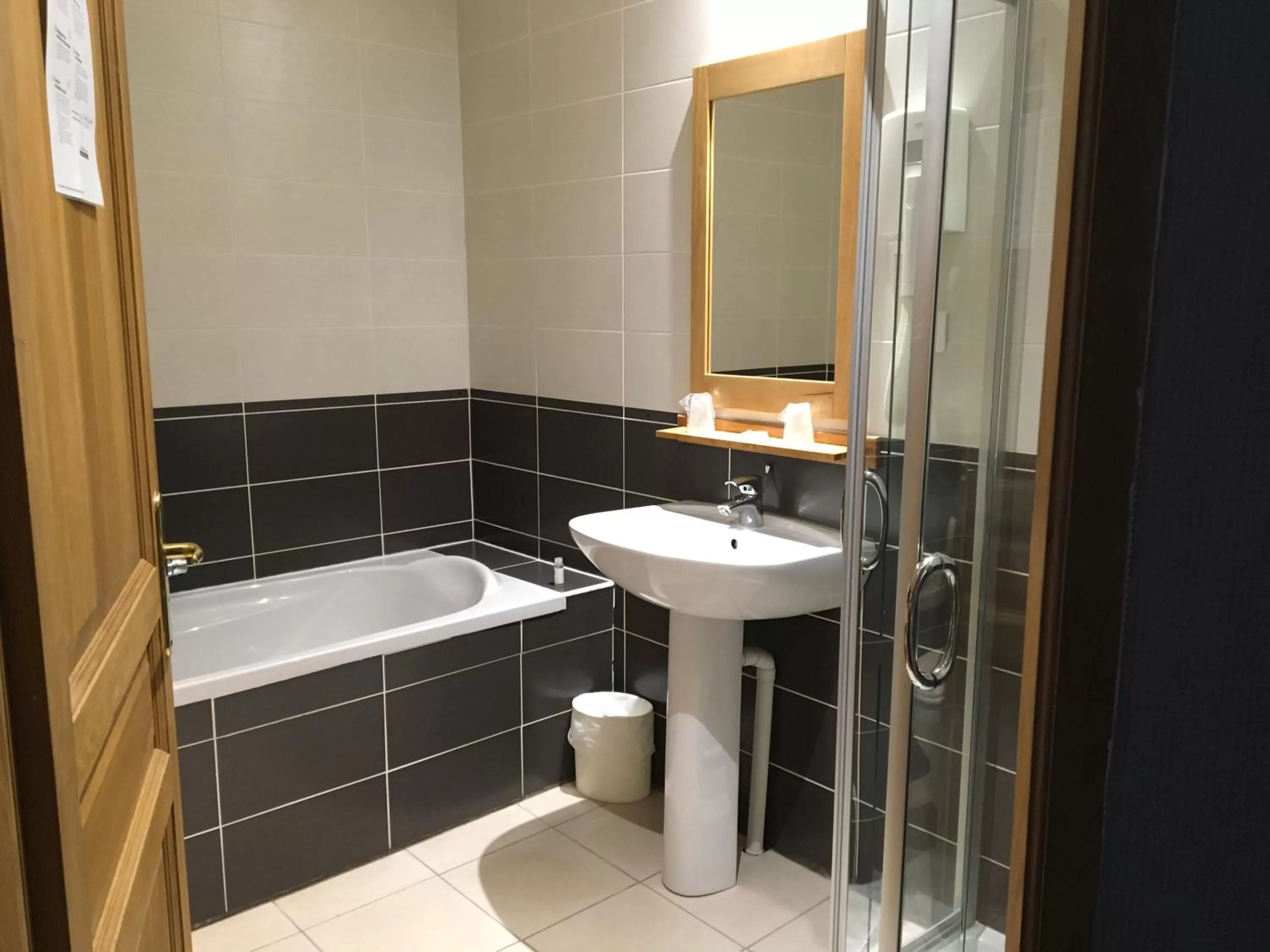 Bathroom in Hôtel & Appartements Le Florence