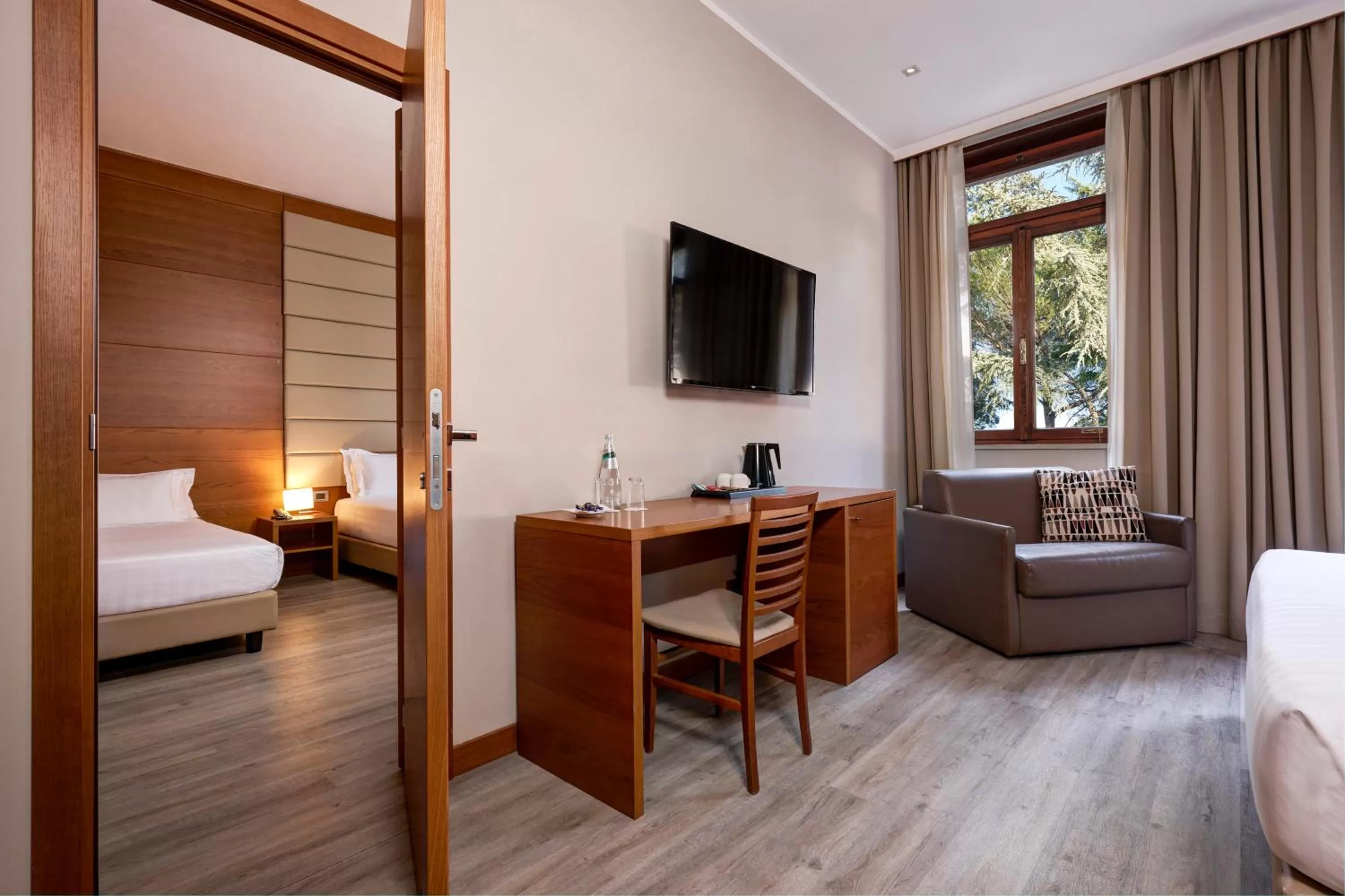 Bedroom, Bed in Occidental Aurelia